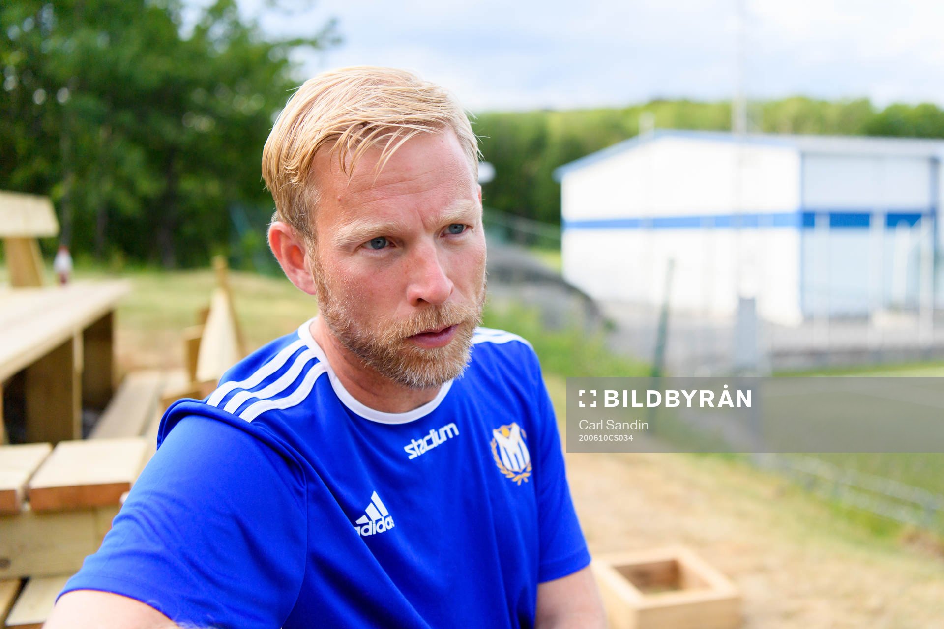Donsö IS tränare Carl Fhager blir intervjuad