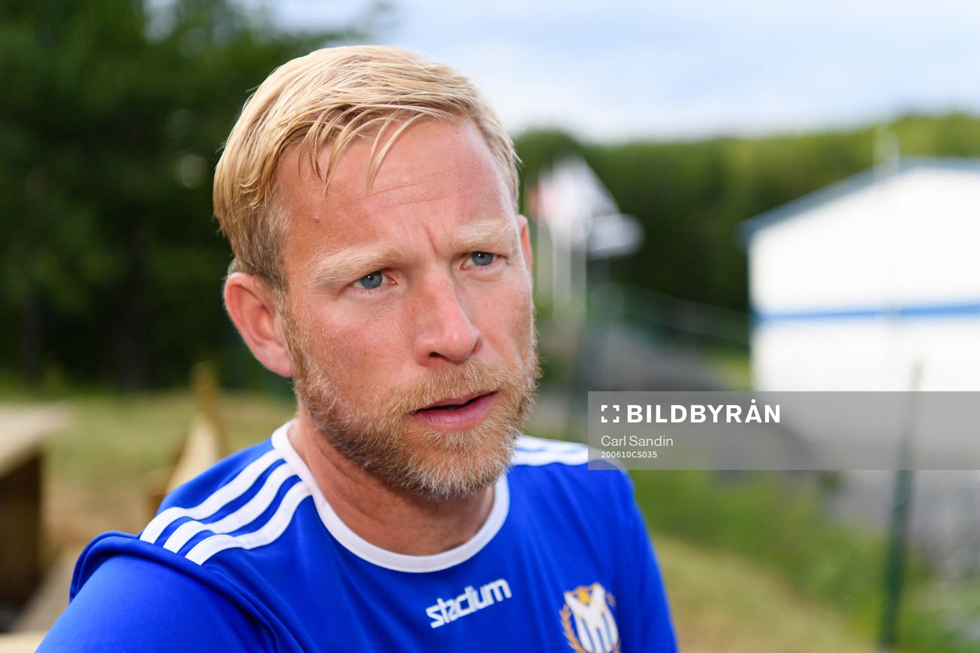Donsö IS tränare Carl Fhager blir intervjuad