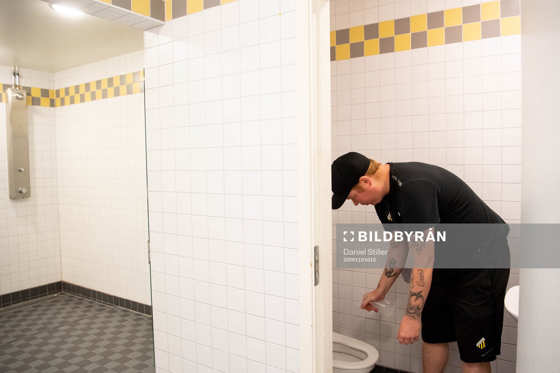 Fredrik Arnberg, Vaktmästare hos BK Häcken, desinficerar