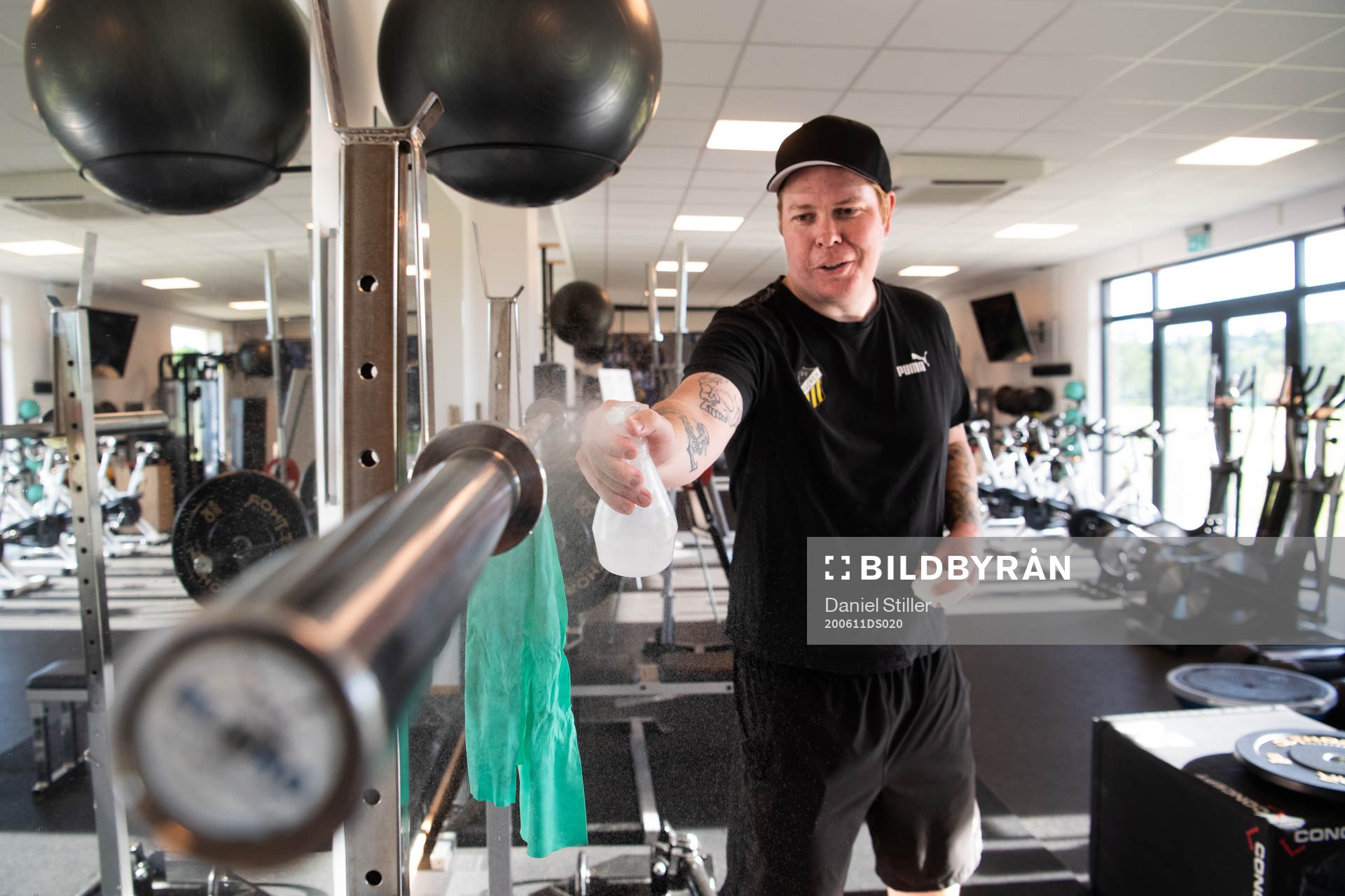 Fredrik Arnberg, Vaktmästare hos BK Häcken, desinficerar
