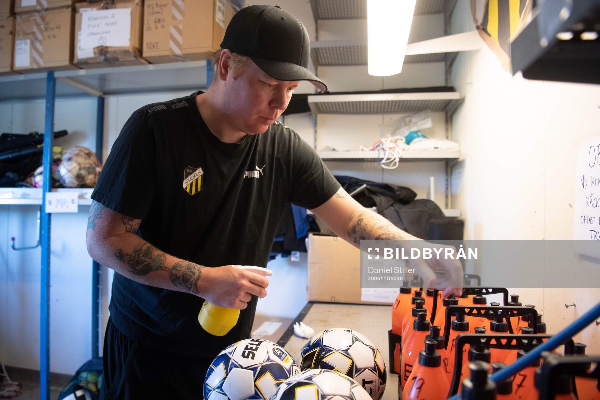 Fredrik Arnberg, Vaktmästare hos BK Häcken, desinficerar bollar och flaskor på Gothia Park Academy den 11 juni 2020 i Göteborg.