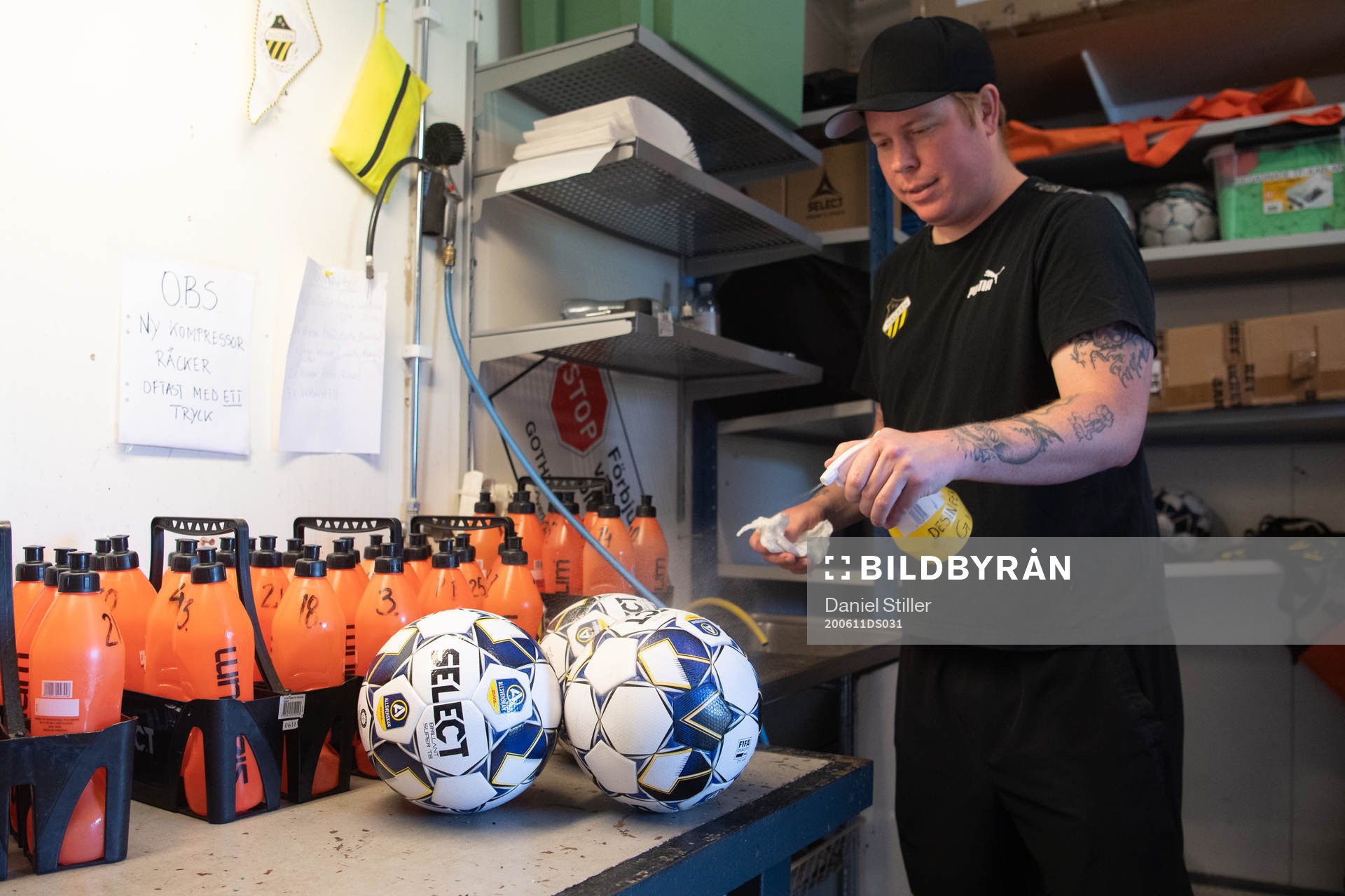 Fredrik Arnberg, Vaktmästare hos BK Häcken, desinficerar bollar och flaskor på Gothia Park Academy den 11 juni 2020 i Göteborg.