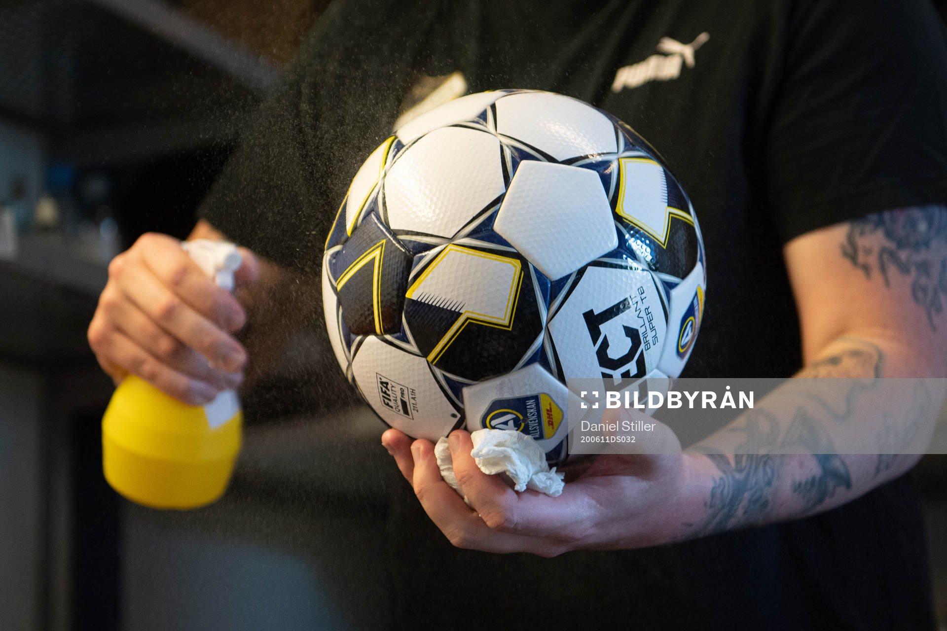 Fredrik Arnberg, Vaktmästare hos BK Häcken, desinficerar