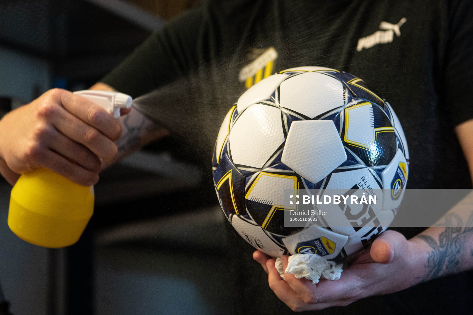 Fredrik Arnberg, Vaktmästare hos BK Häcken, desinficerar