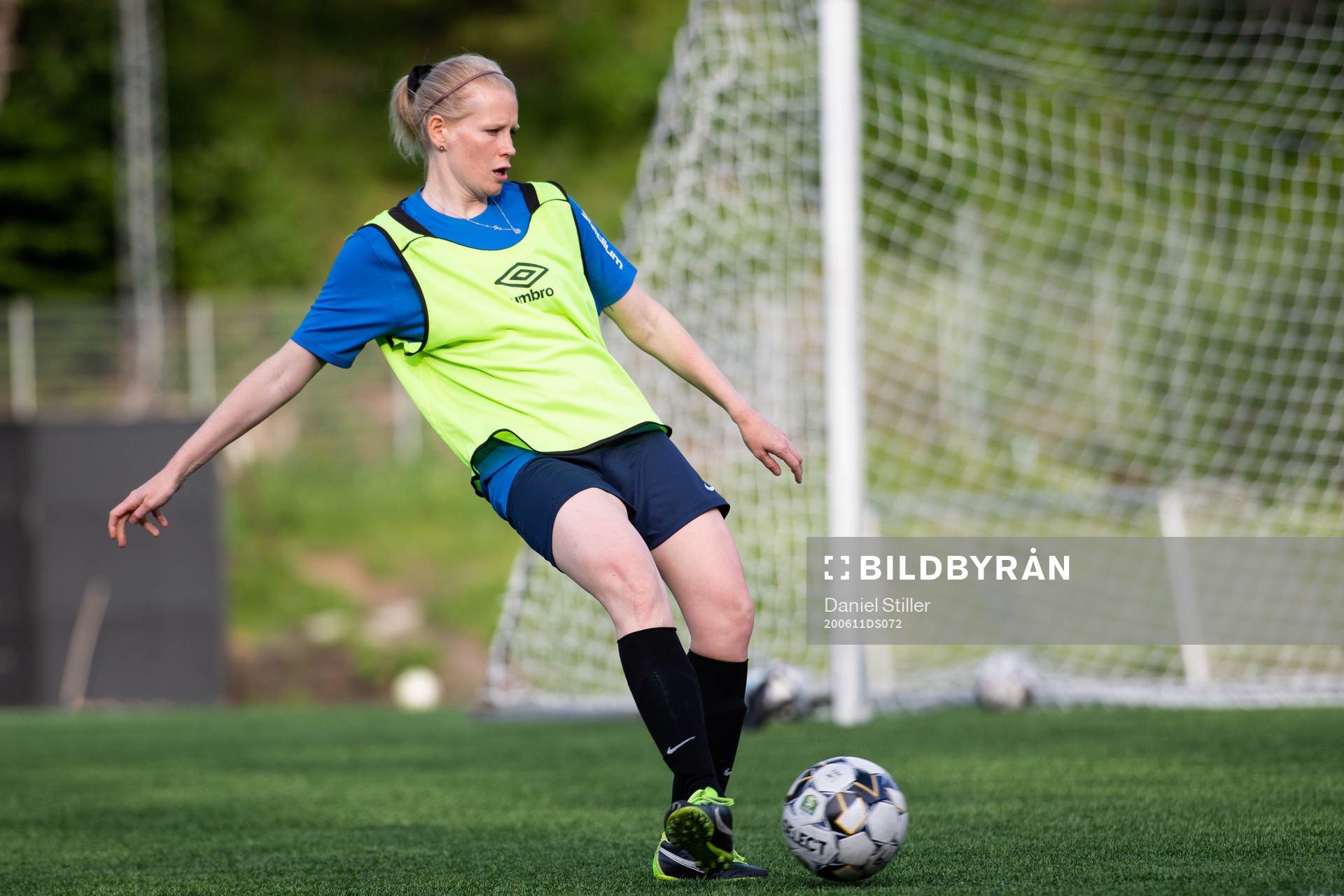 Spelande tränaren Lisa Christensson under en träning med Örgrytes damlag den 11 juni 2020 i Göteborg.