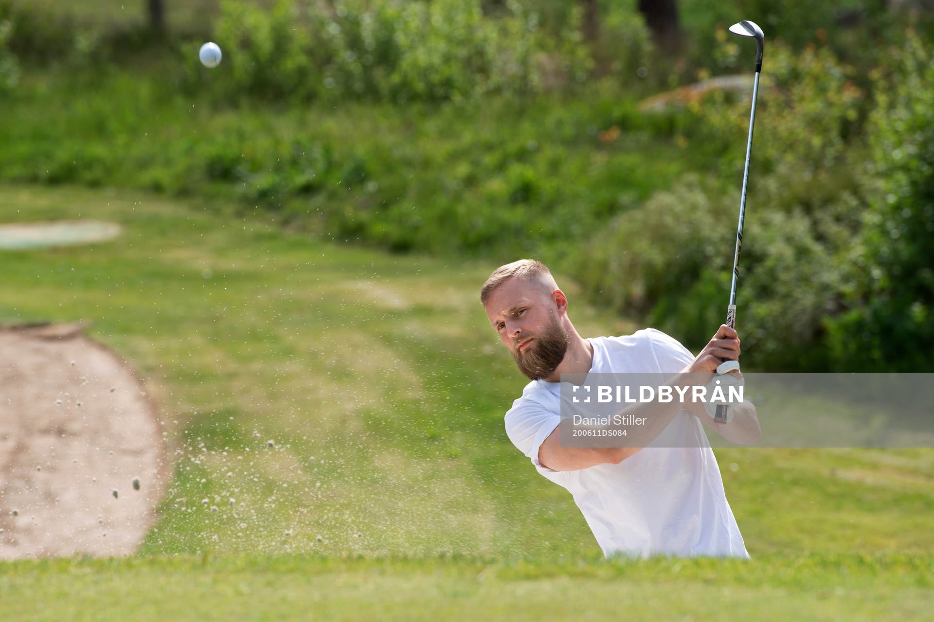 Ishockeyspelaren Fredrik Pettersson spelar golf