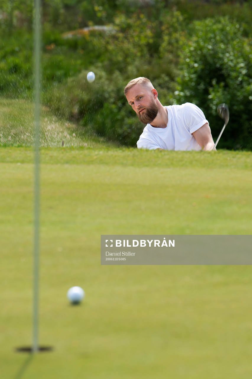 Ishockeyspelaren Fredrik Pettersson spelar golf
