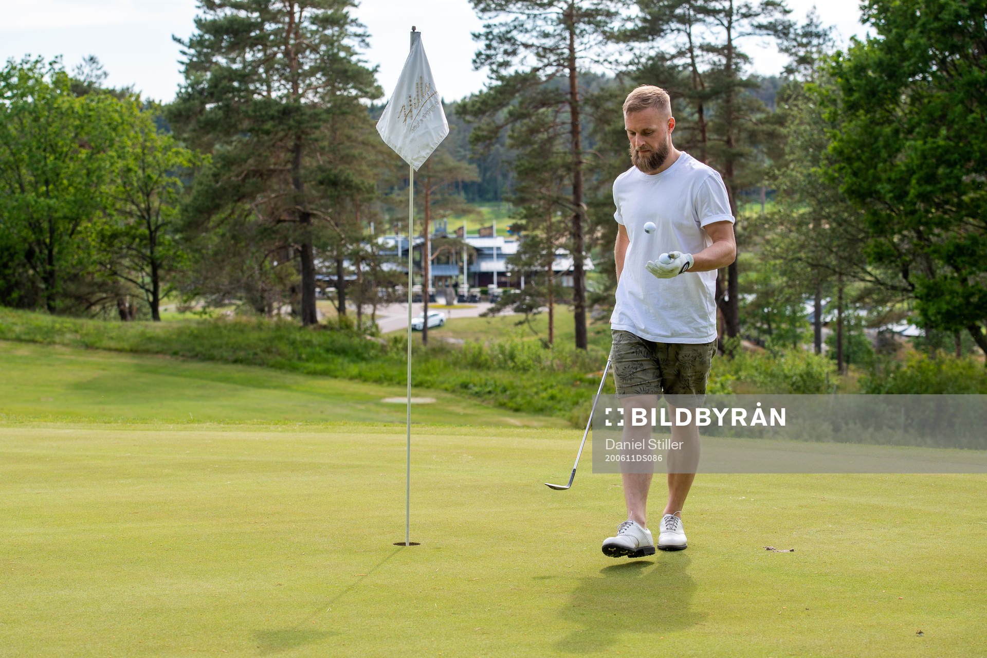Ishockeyspelaren Fredrik Pettersson spelar golf