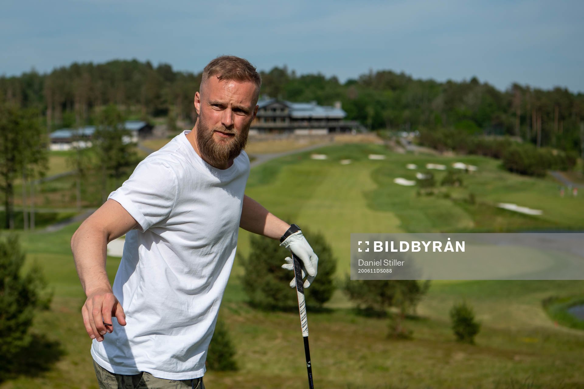 Ishockeyspelaren Fredrik Pettersson spelar golf
