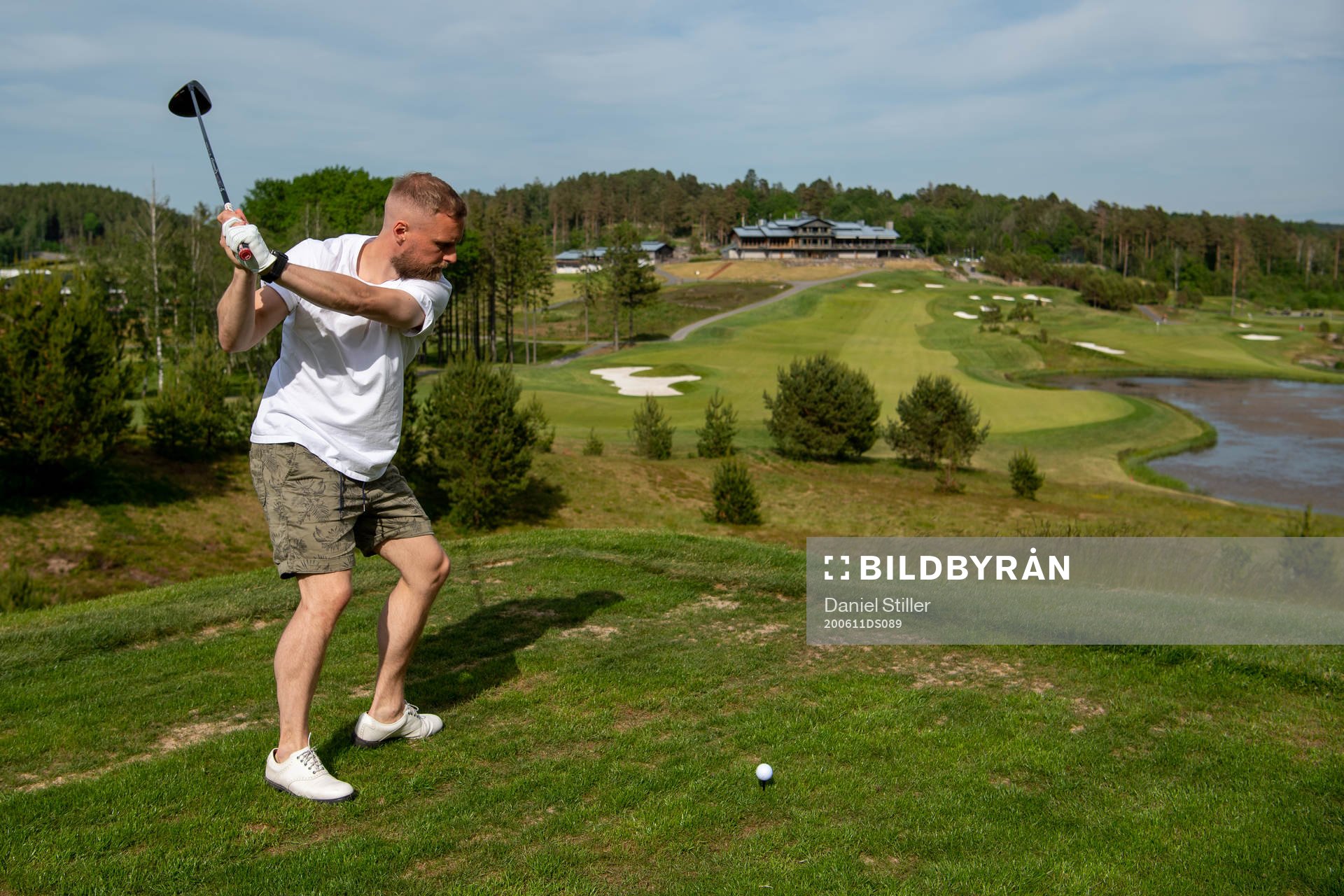 Ishockeyspelaren Fredrik Pettersson spelar golf