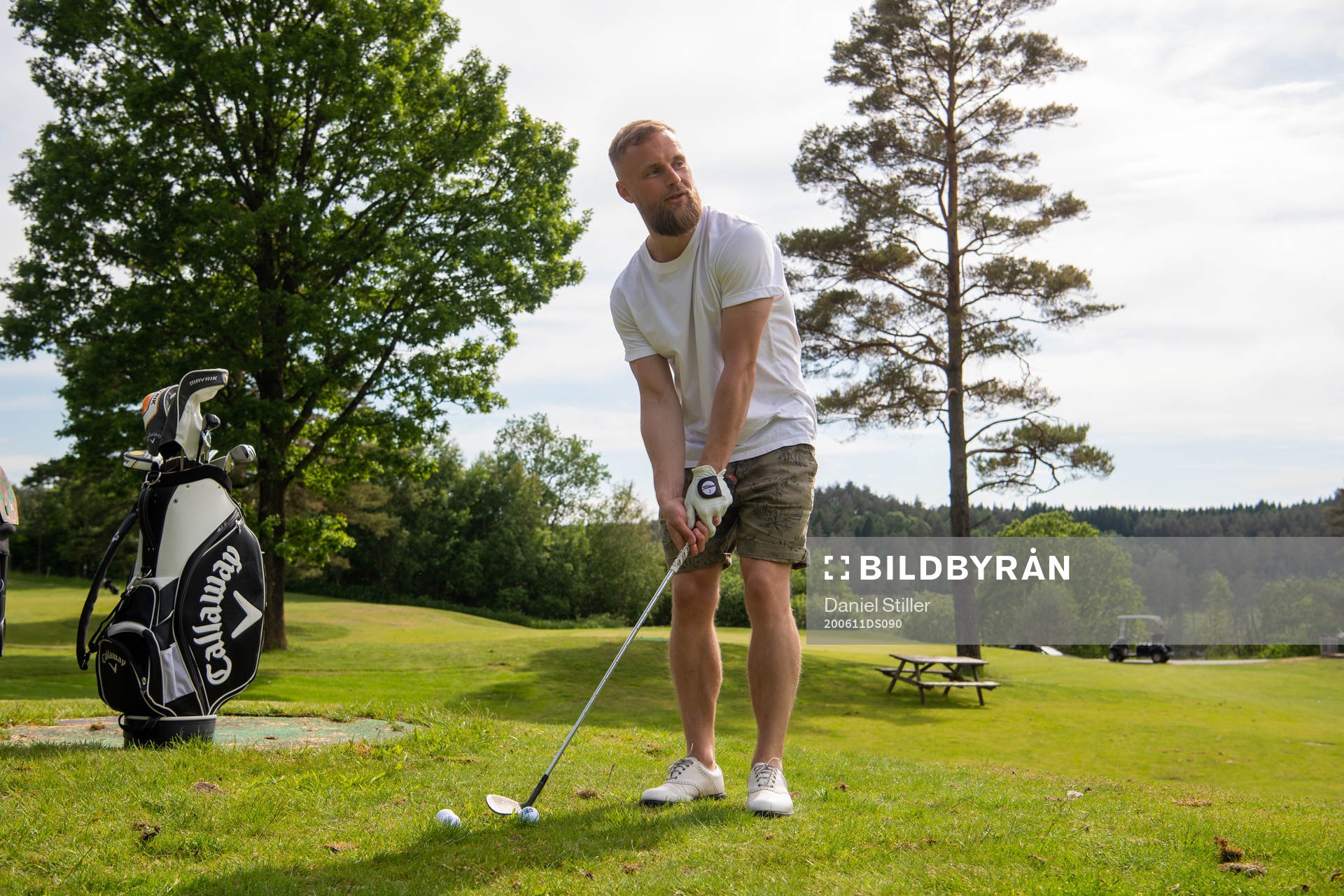 Ishockeyspelaren Fredrik Pettersson spelar golf