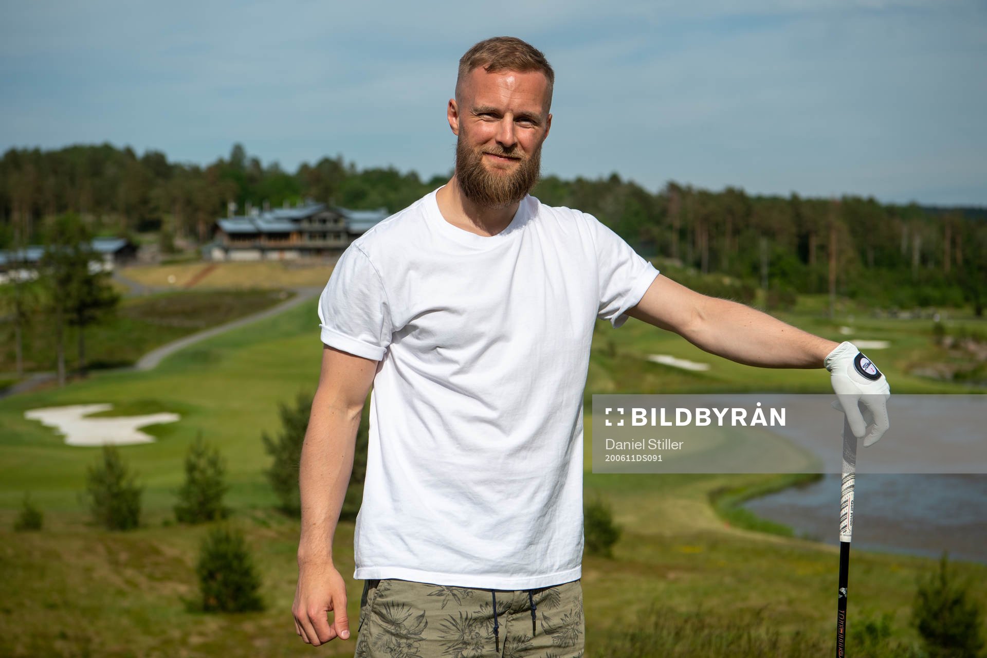 Ishockeyspelaren Fredrik Pettersson spelar golf