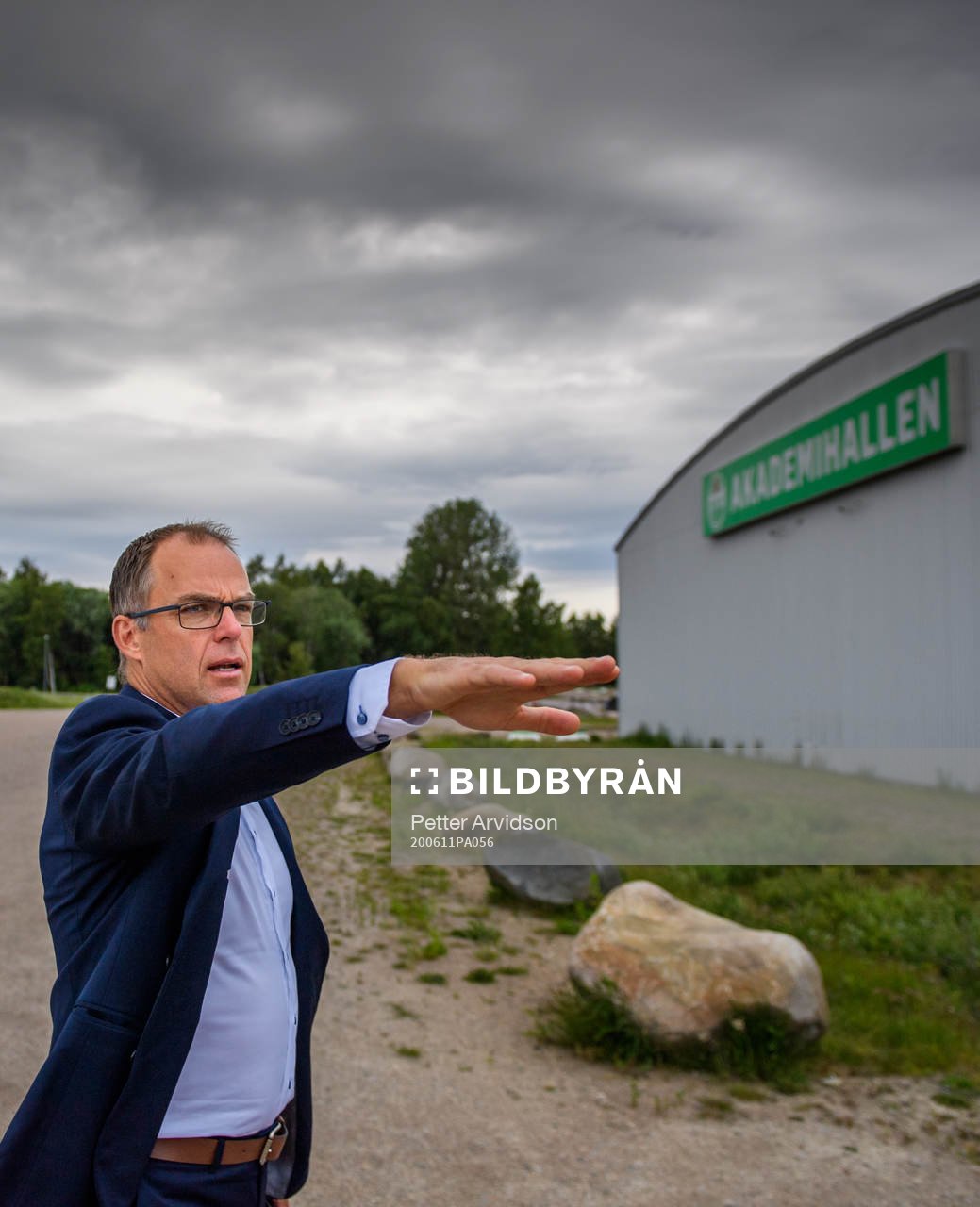 Rögles klubbdirektör Daniel Koch visar runt utanför