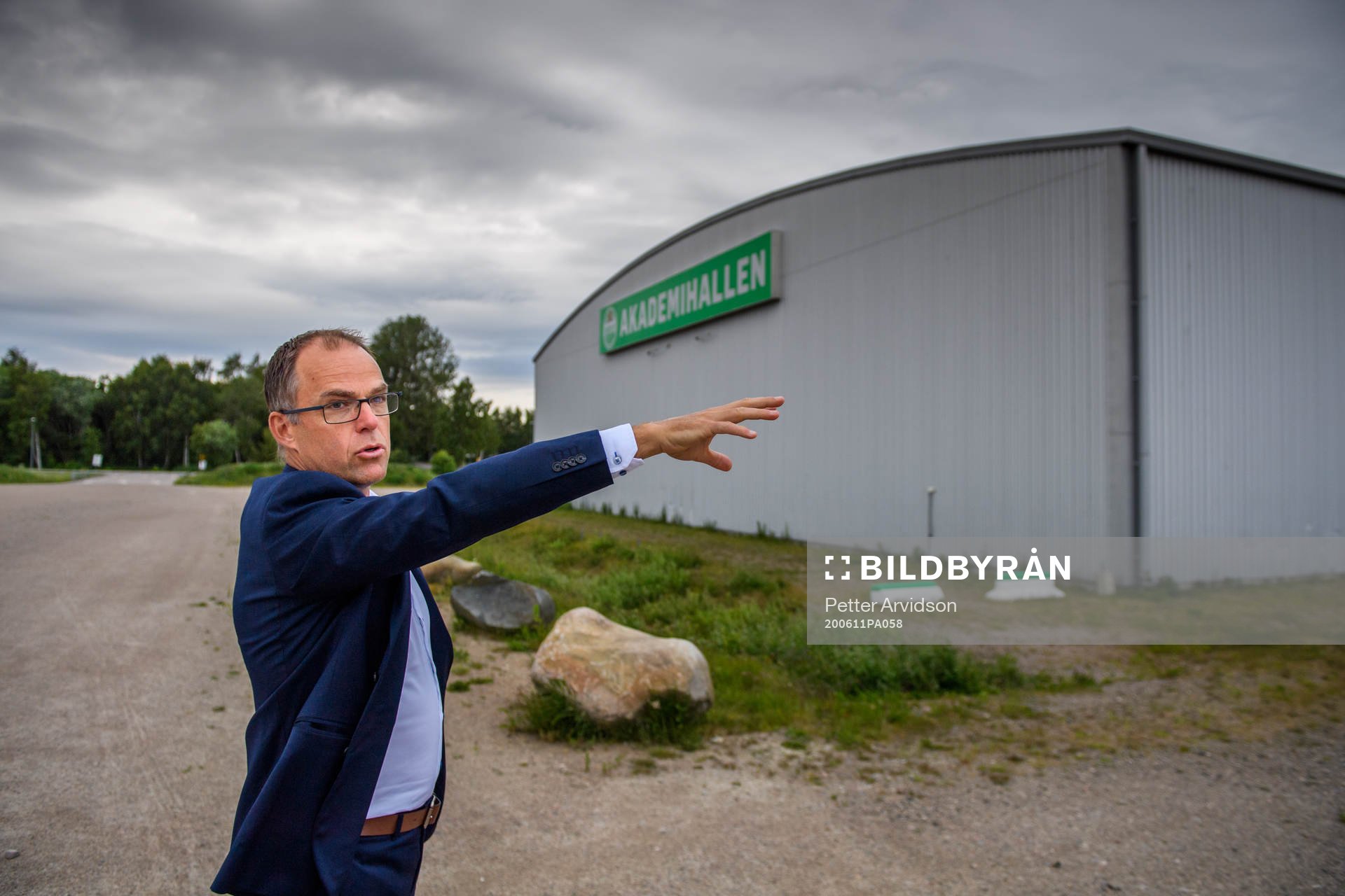 Rögles klubbdirektör Daniel Koch visar runt utanför