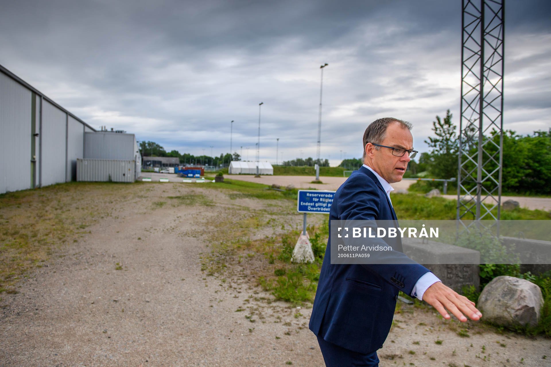 Rögles klubbdirektör Daniel Koch visar runt utanför