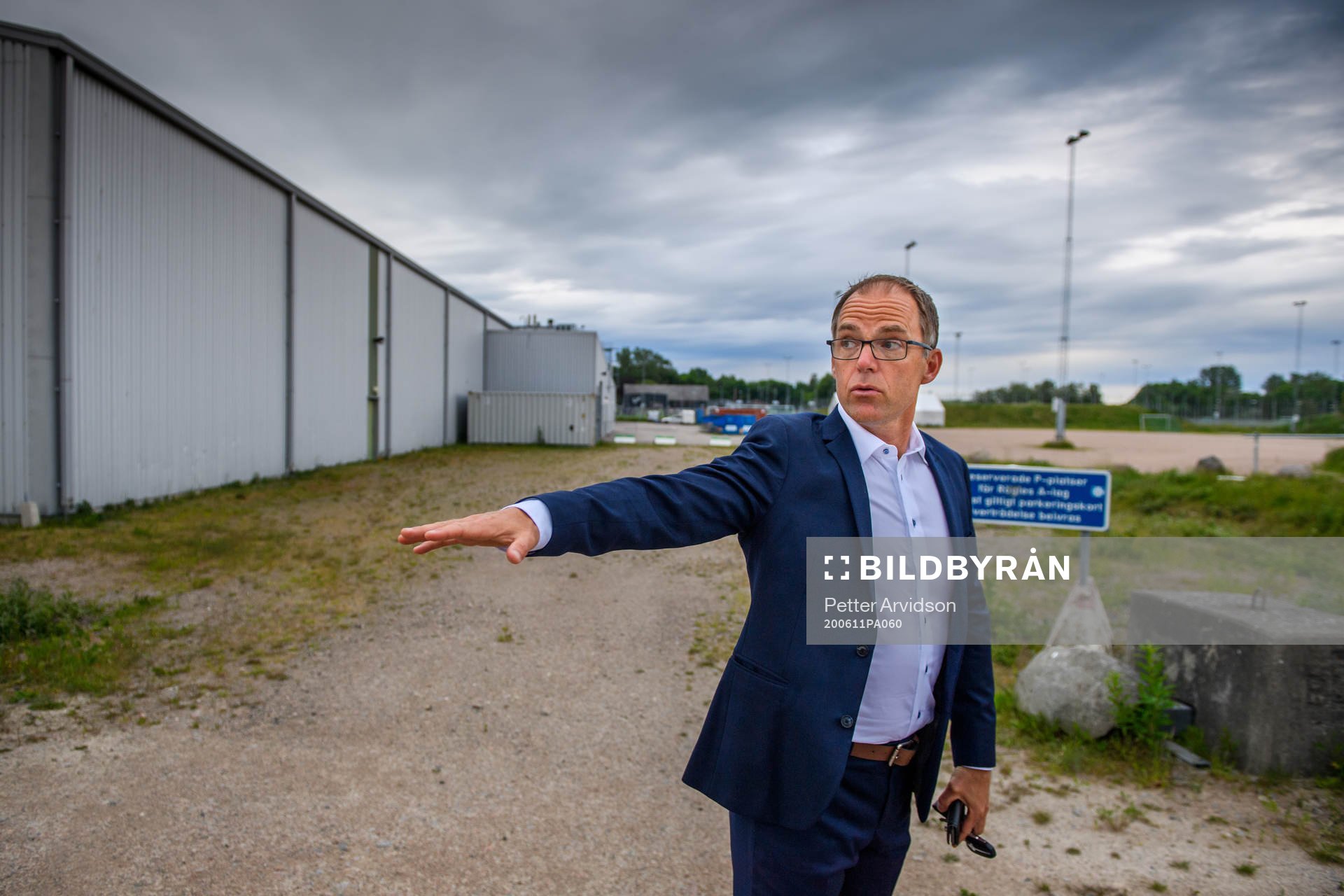 Rögles klubbdirektör Daniel Koch visar runt utanför