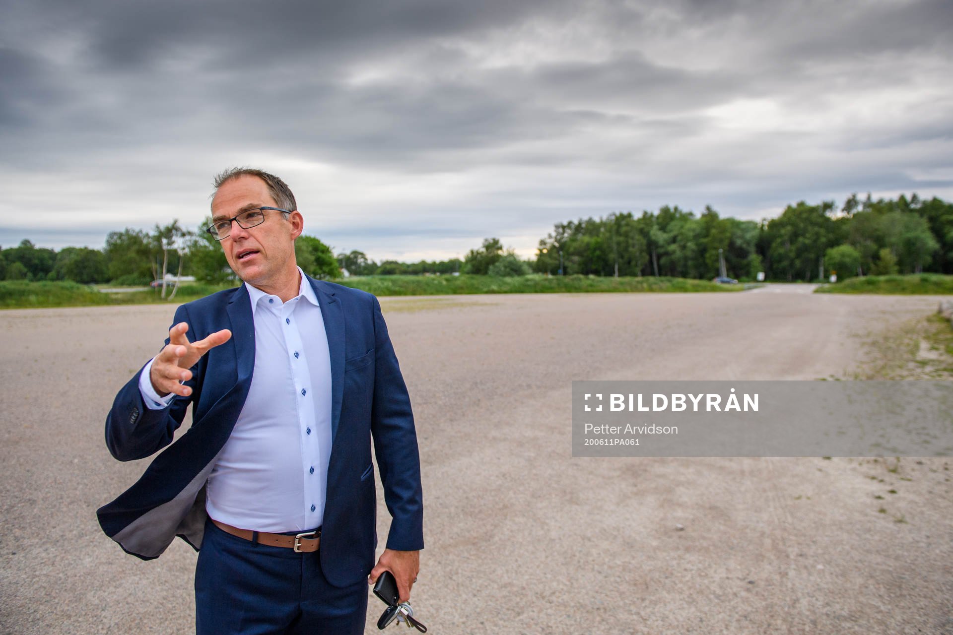 Rögles klubbdirektör Daniel Koch visar runt utanför