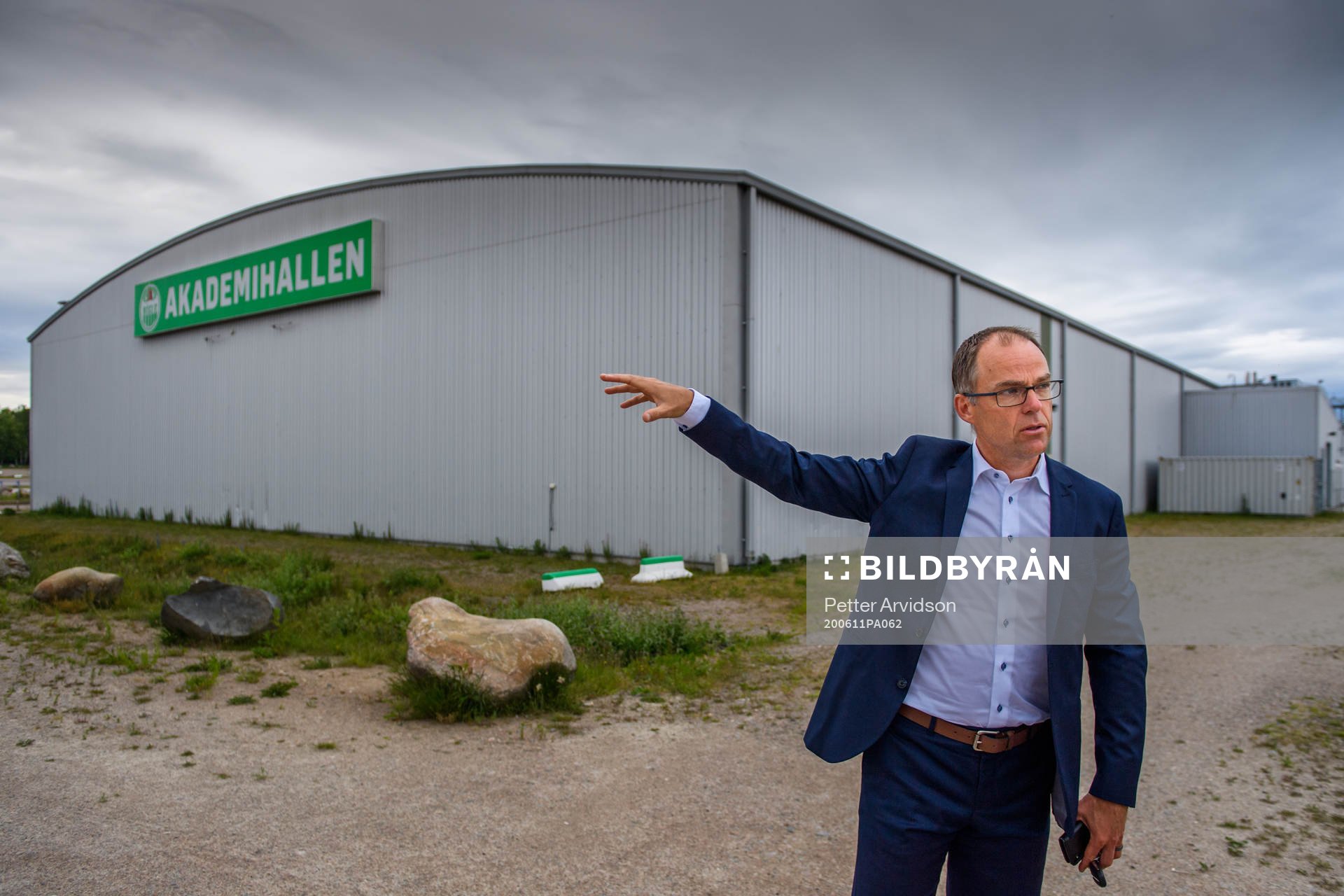 Rögles klubbdirektör Daniel Koch visar runt utanför