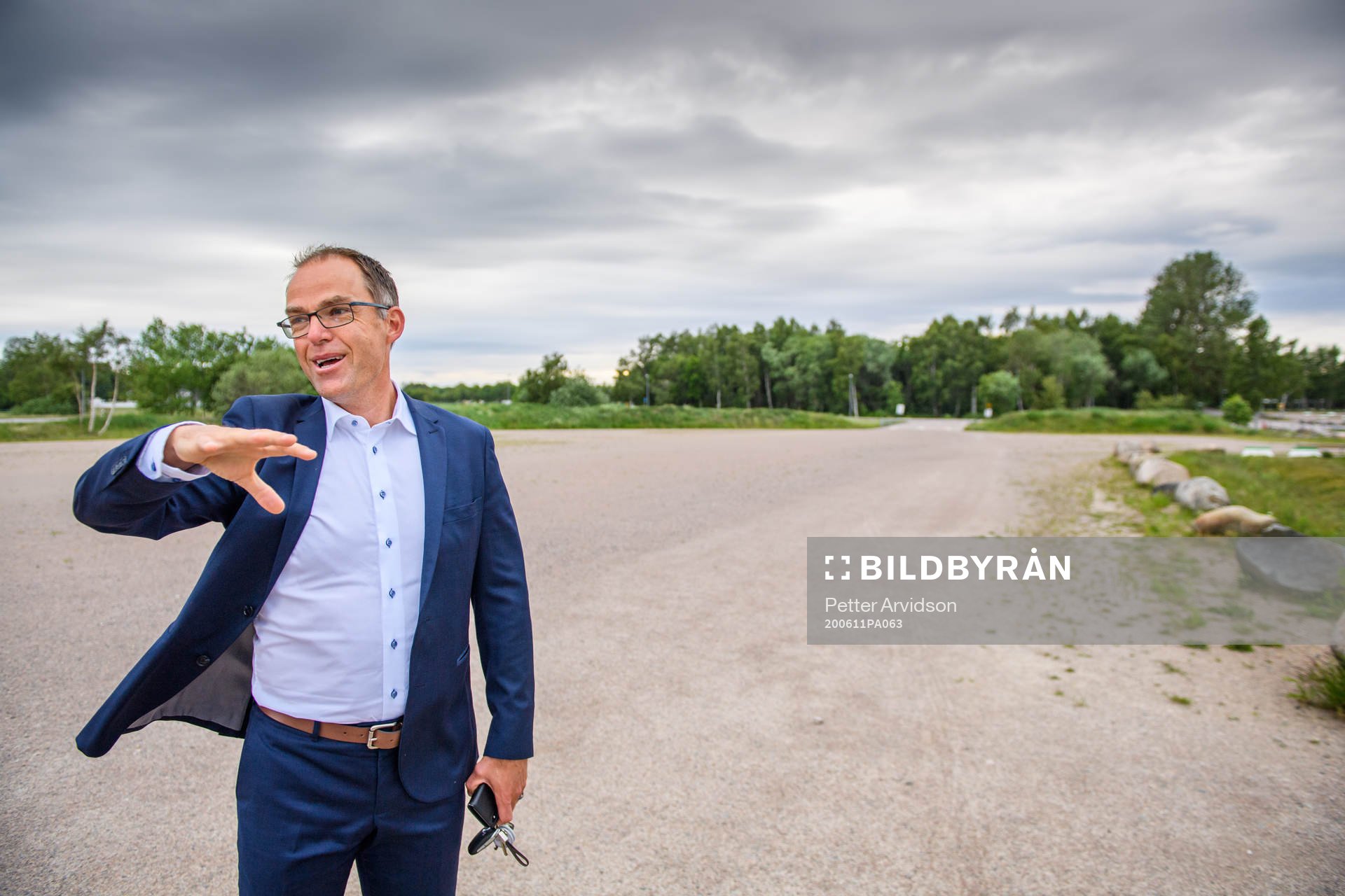 Rögles klubbdirektör Daniel Koch visar runt utanför