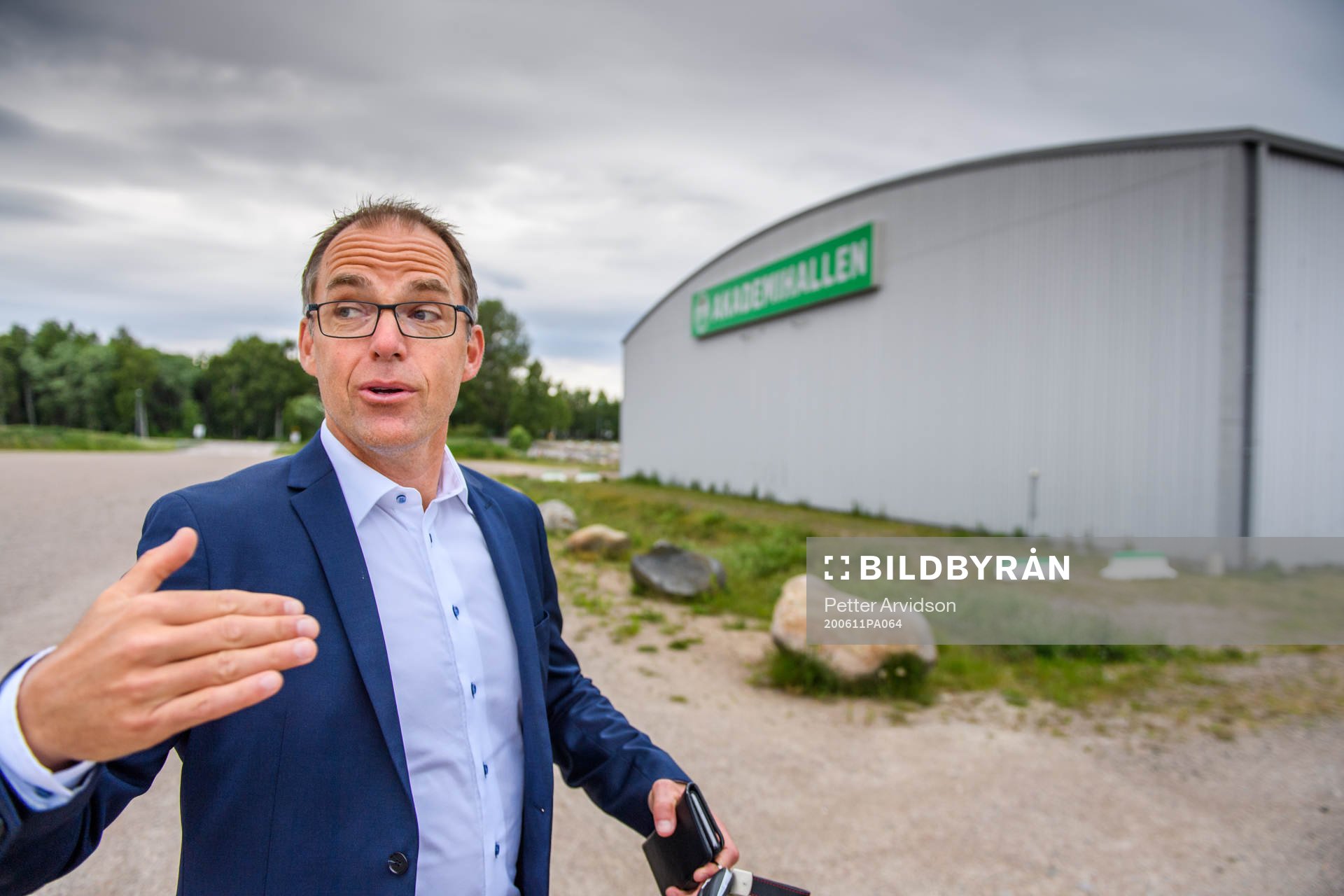 Rögles klubbdirektör Daniel Koch visar runt utanför