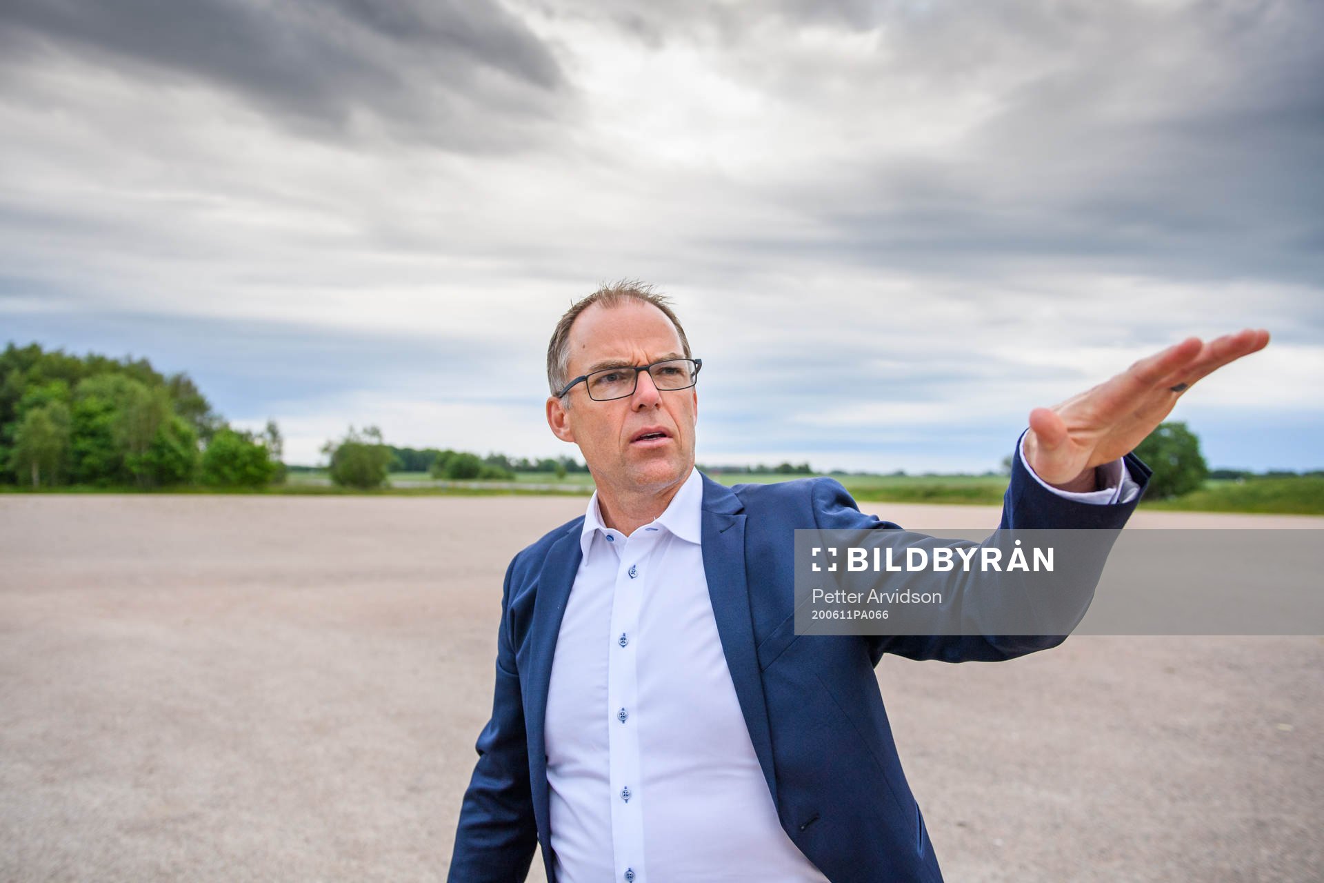 Rögles klubbdirektör Daniel Koch visar runt utanför