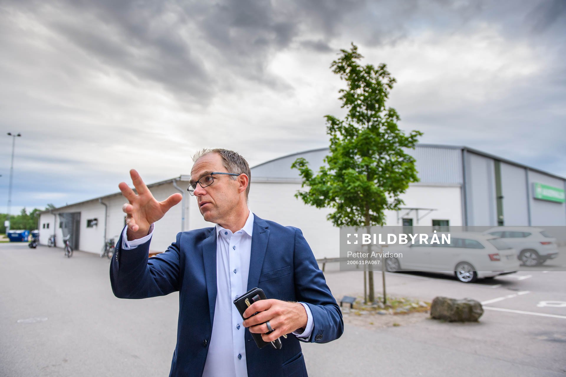 Rögles klubbdirektör Daniel Koch visar runt utanför