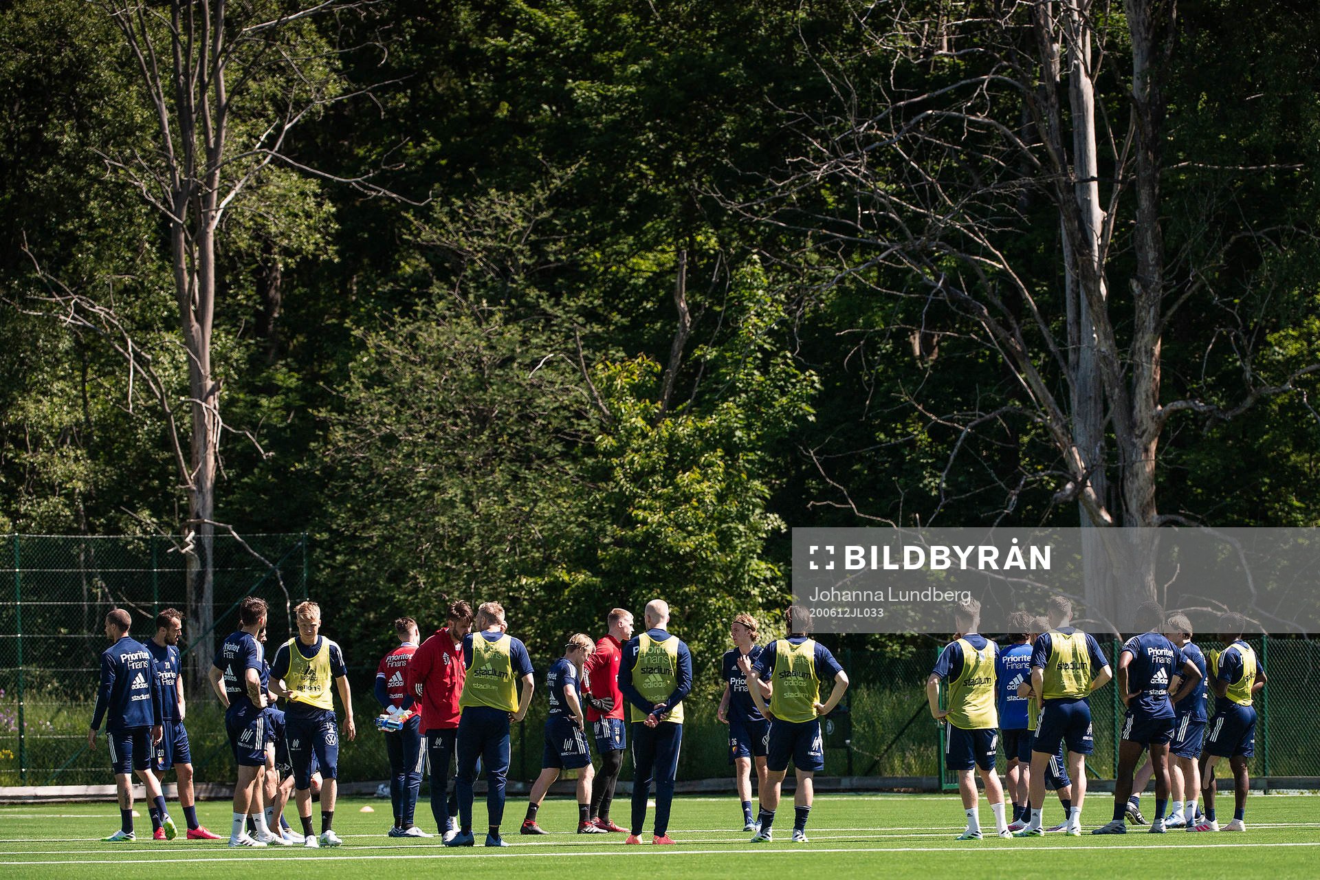 Spelarna samlas under en träning med Djurgården den 12 juni 2020 i Stockholm.