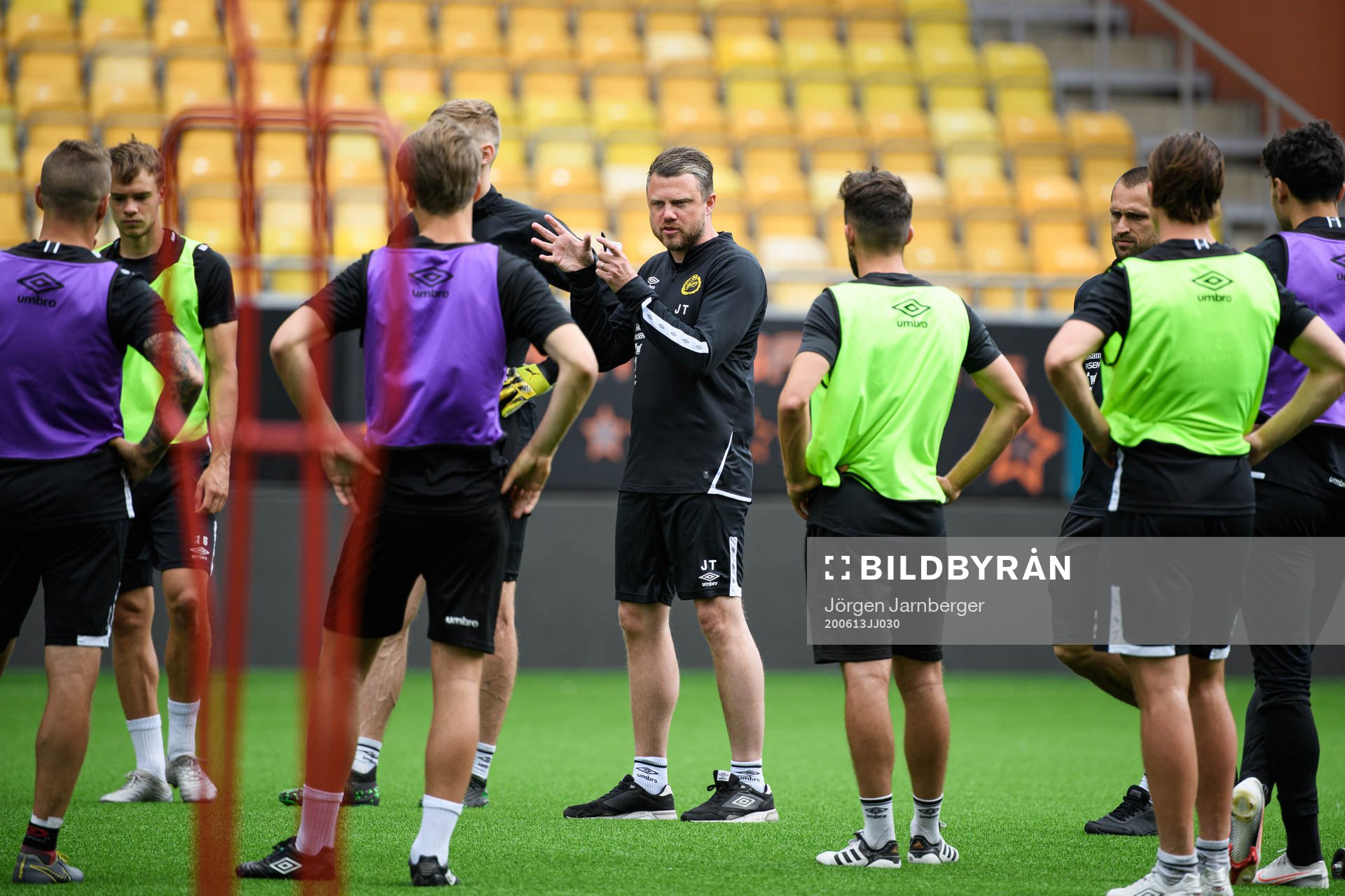 Manager Jimmy Thelin instruerar