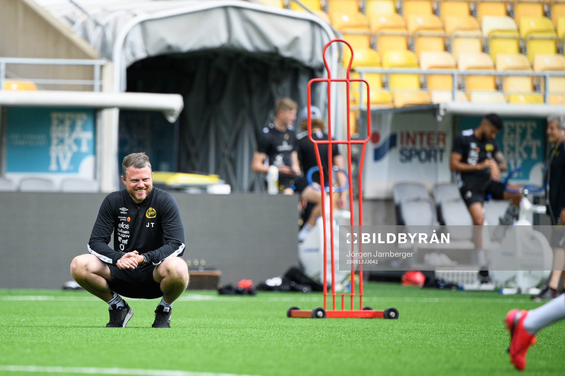 manager Jimmy Thelin skrattar