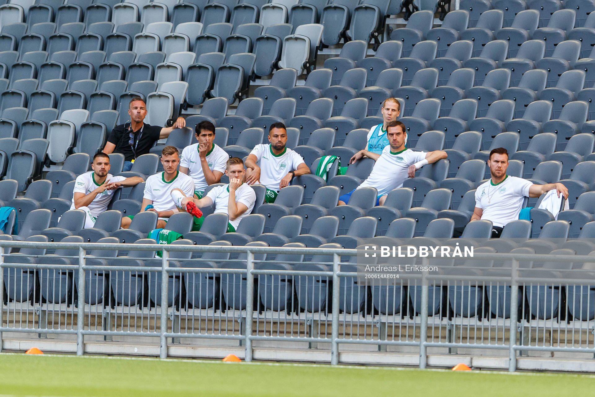 Hammarbys avbytare följer matchen från läktaren