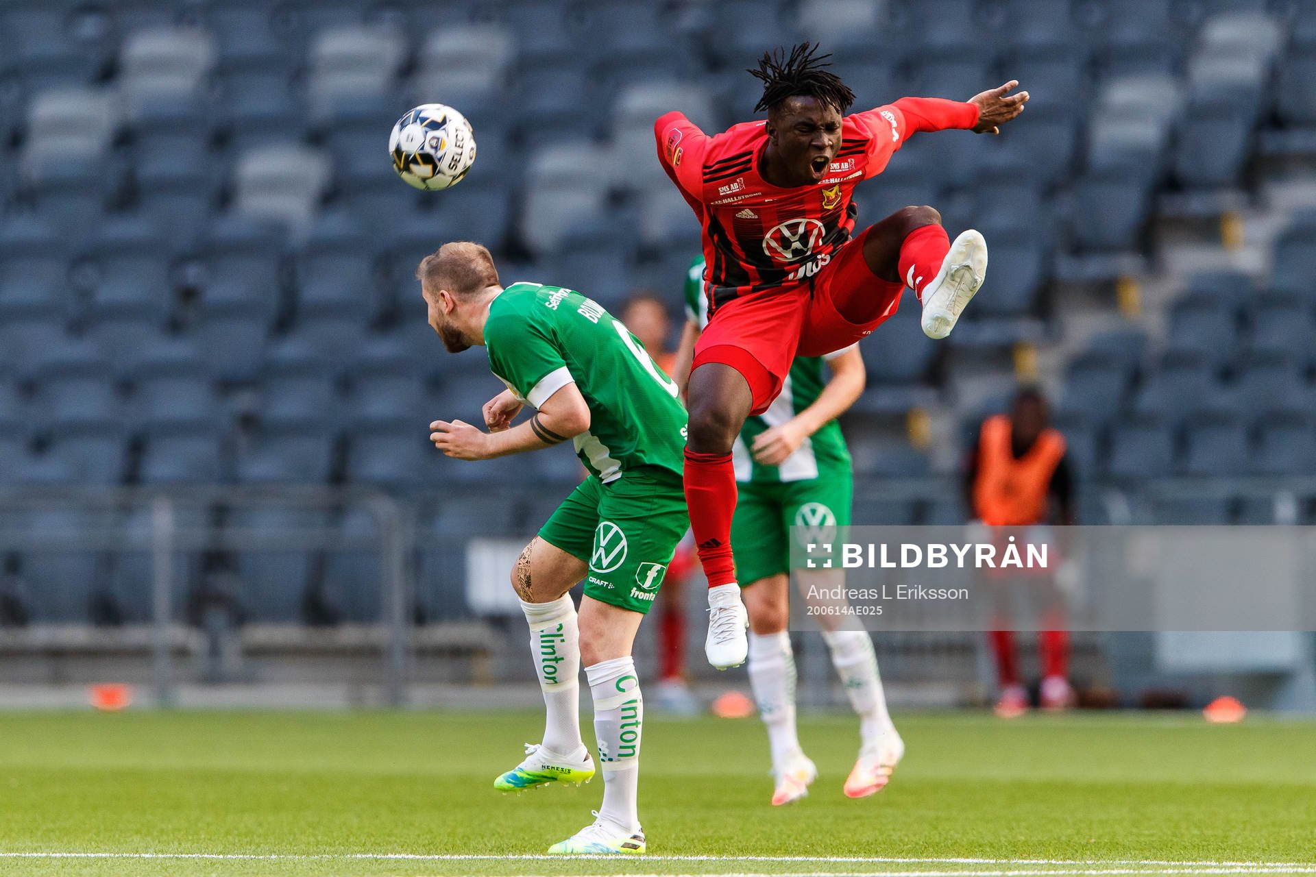 Hammarbys Darijan Bojanic i en duell med Östersunds Jordan