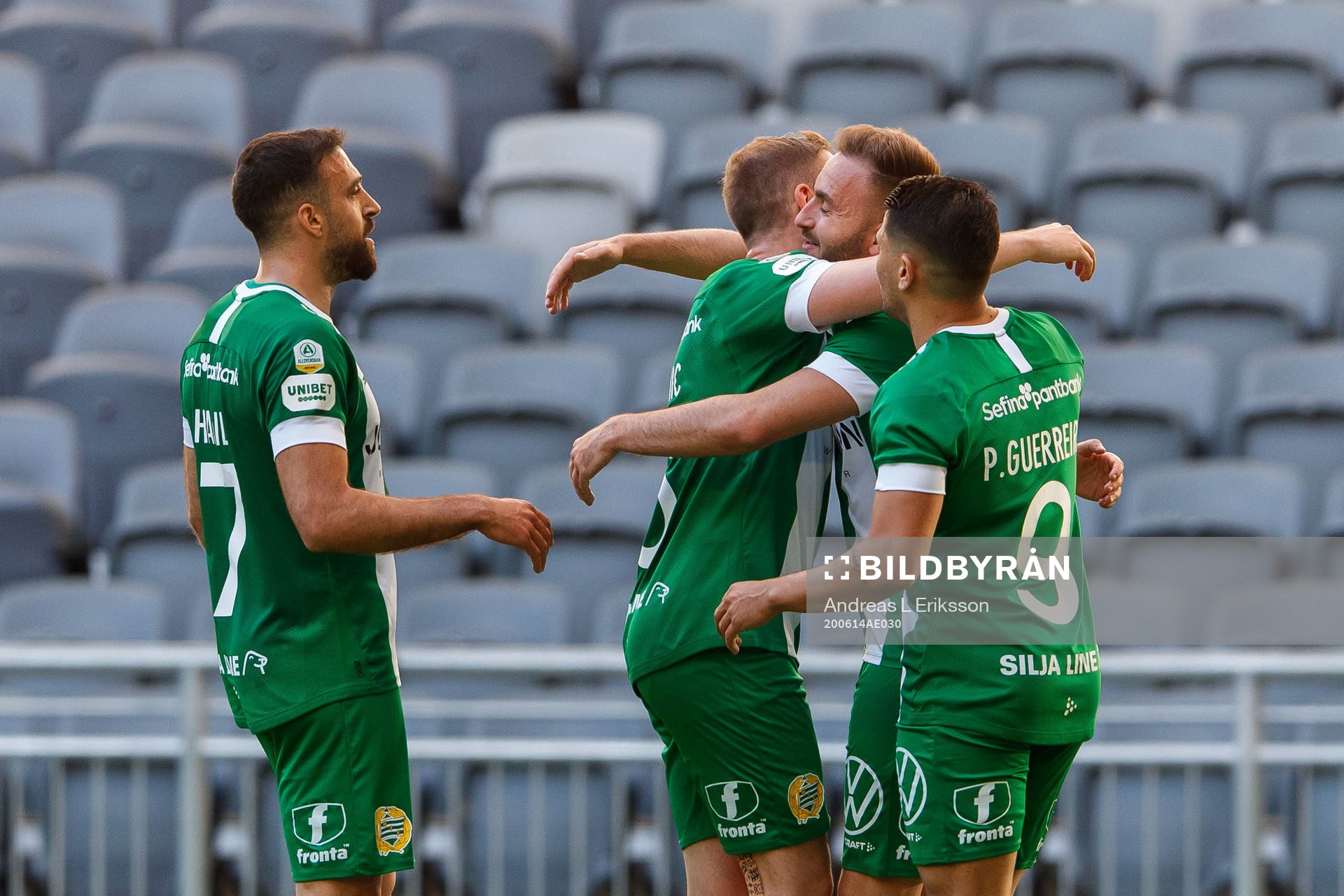 Hammarbys Muamer Tankovic jublar med Darijan Bojanic och lagkamrater efter 1-0 under fotbollsmatchen i Allsvenskan mellan Hammarby och Östersund den 14 juni 2020 i Stockholm.