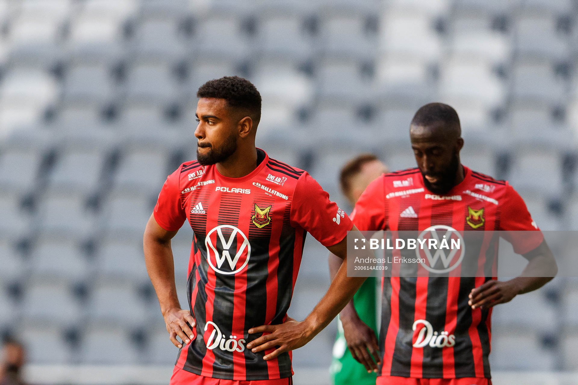 Östersunds Noah Sonko Sundberg och Sam Mensiro deppar