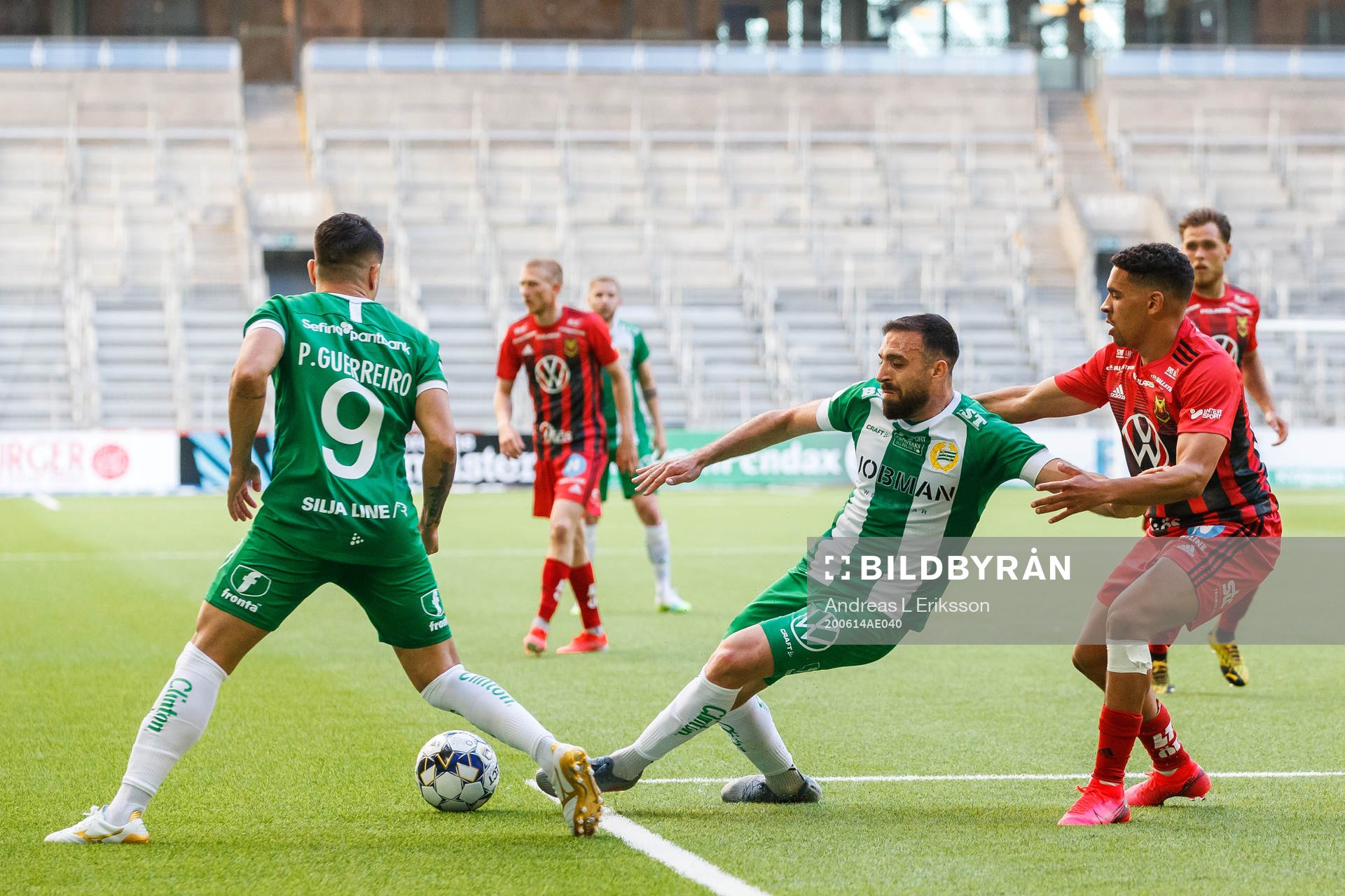 Hammarbys Paulinho och Abdul Khalili mot Östersunds Marco