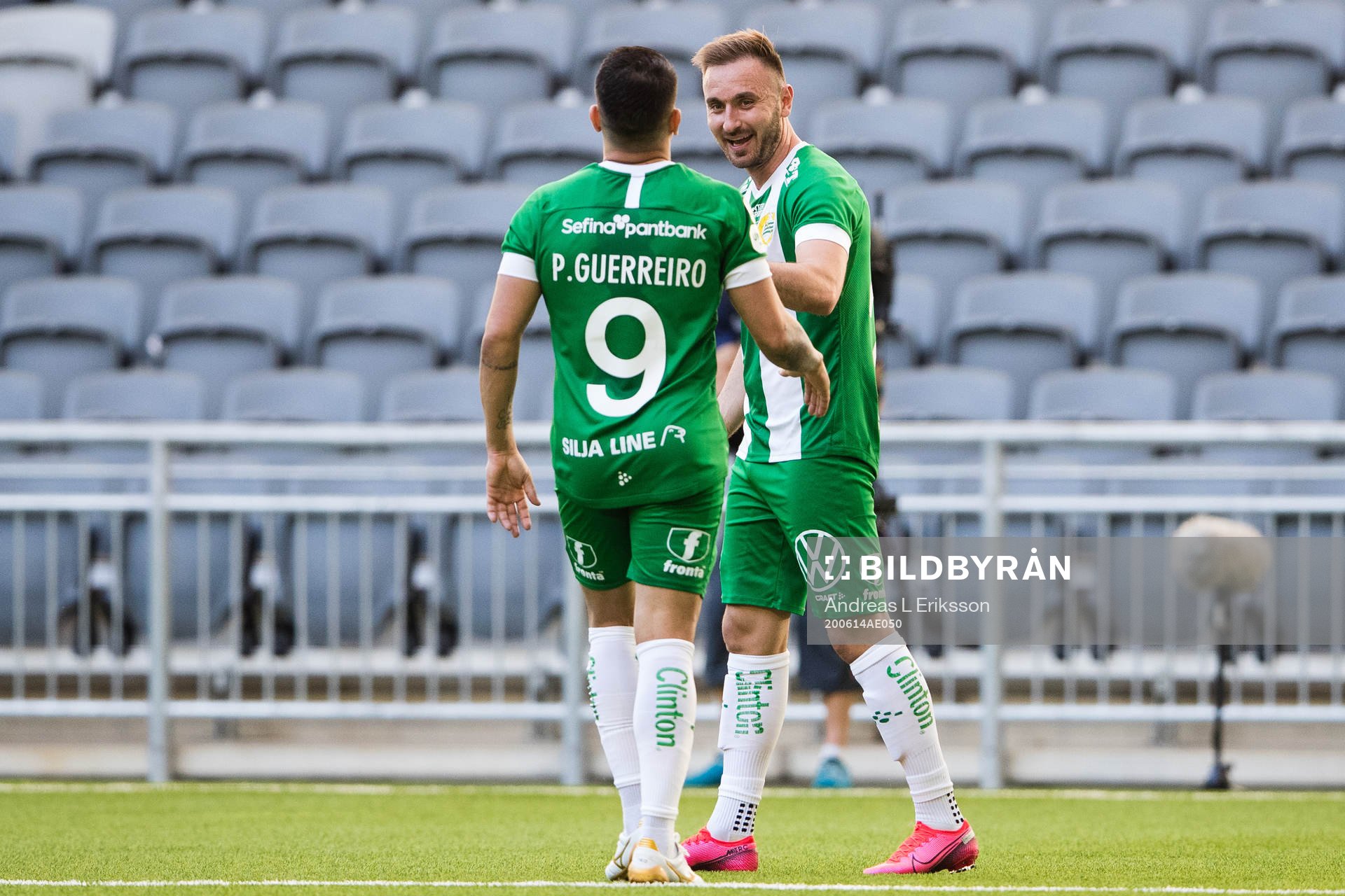 Hammarbys Muamer Tankovic jublar tillsammans med Paulinho efter att ha gjort 1-0 för Hammarby under fotbollsmatchen i Allsvenskan mellan Hammarby och Östersund den 14 juni 2020 i Stockholm.