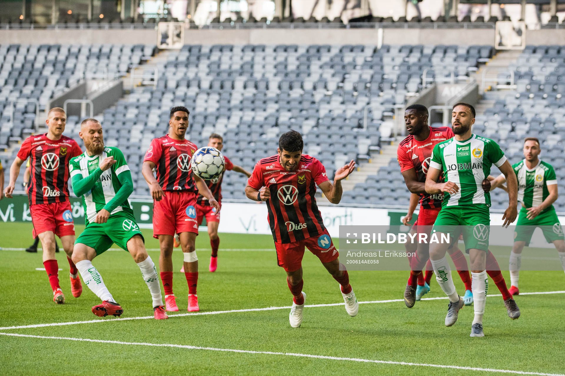 Östersunds Rewan Amin rensar undan bollen på en hörna