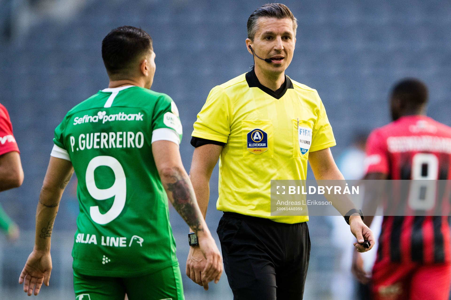 Hammarbys Paulinho och domare Bojan Pandzic