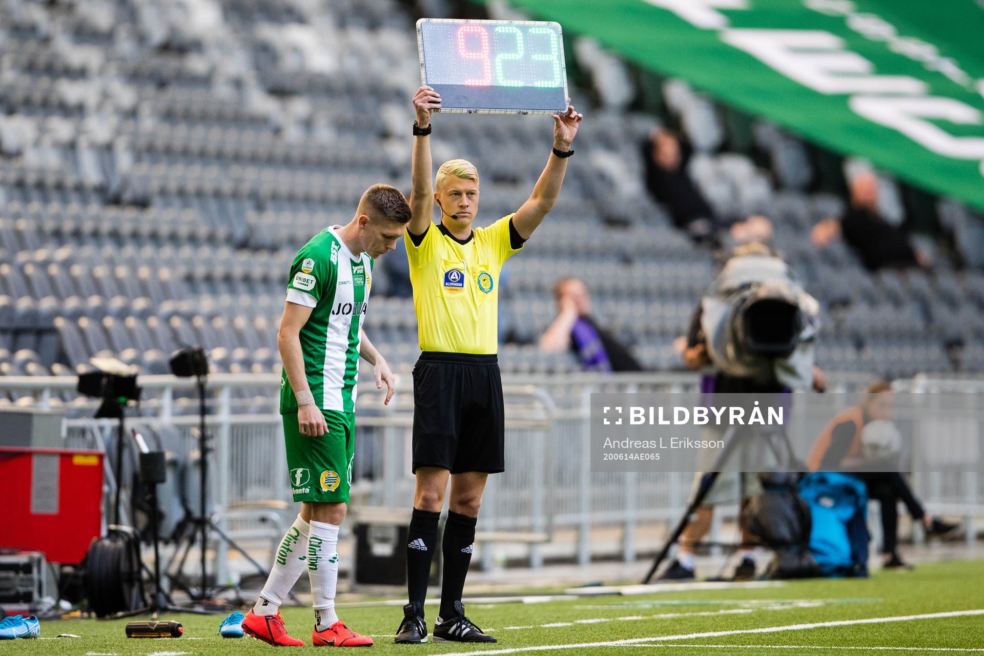 Hammarbys Aron Johannsson väntar på att bytas in