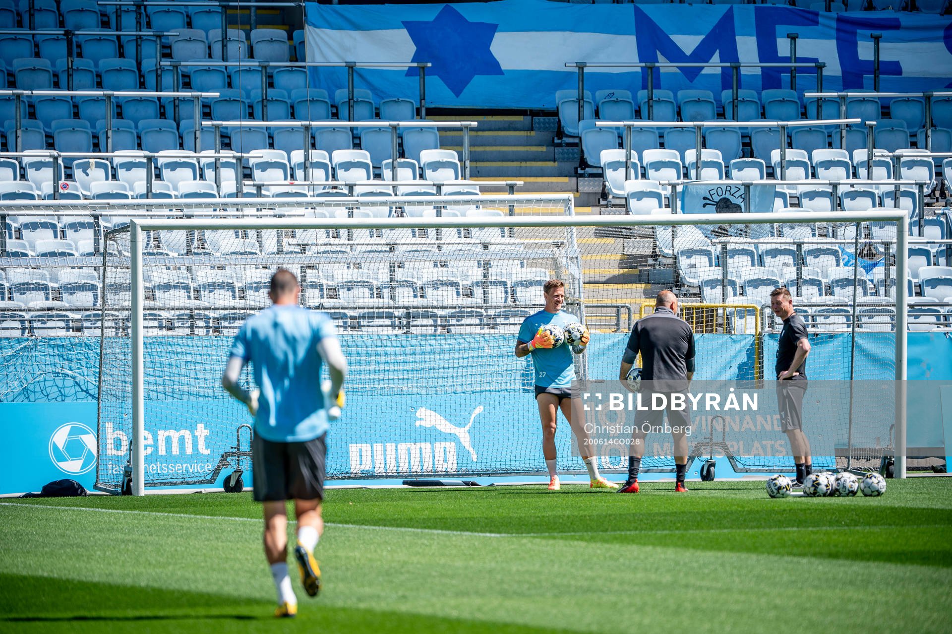 Målvakt Johan Dahlin med målvaktstränaren Jonnie Fedel