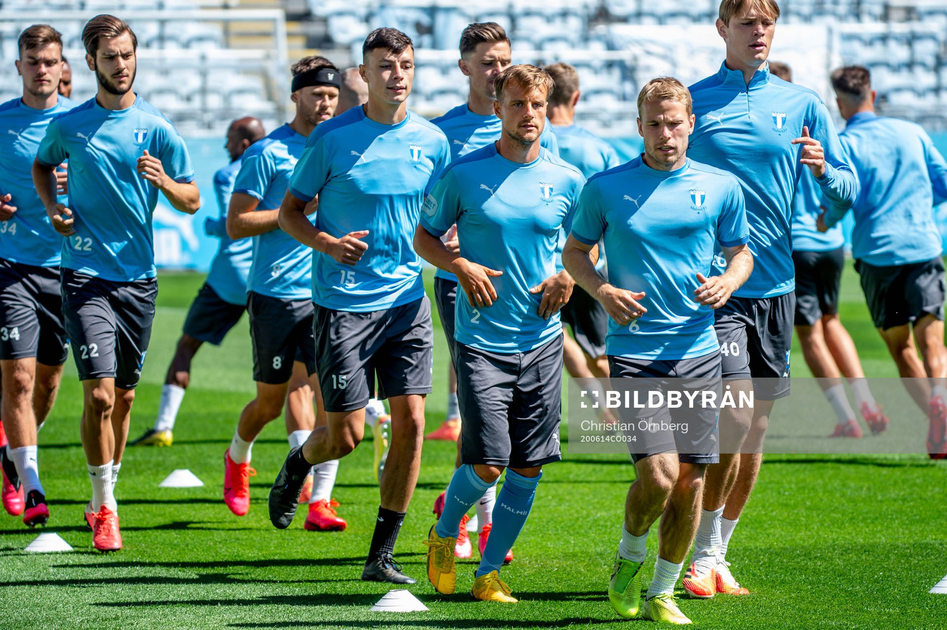 Anel Ahmedhodzic, Eric Larsson och Oscar Lewicki i mitten under en träning med Malmö FF den 14 juni 2020 i Malmö.