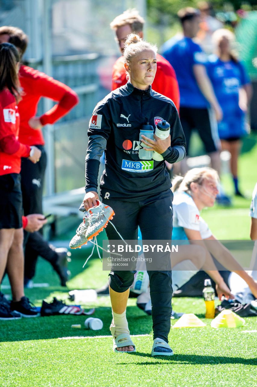 Rosengårds Hanna Bennison skadade sig under under träningsmatchen i fotboll mellan FC Rosengård och Växjö den 14 juni 2020 i Malmö.