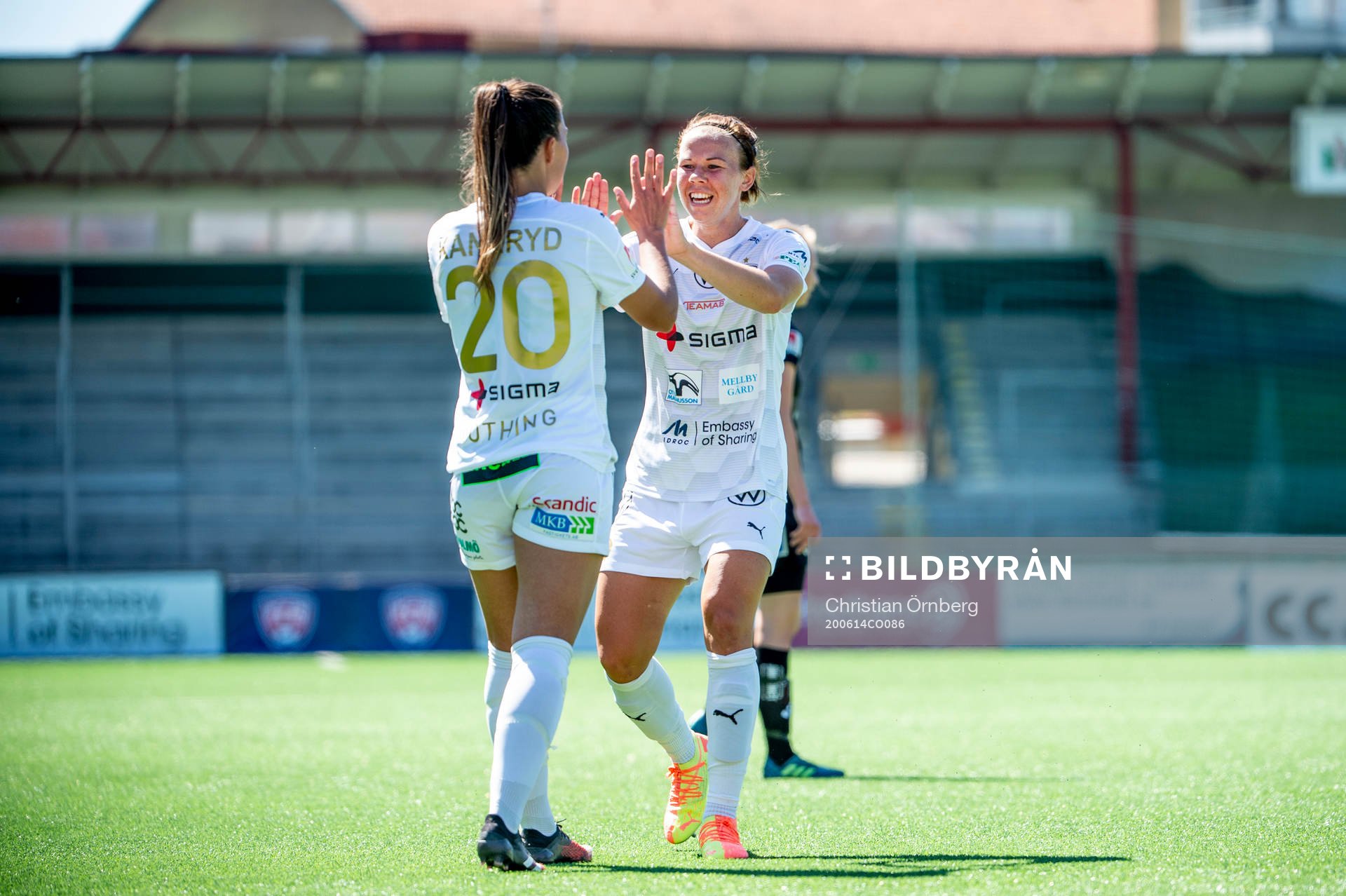 Rosengårds Johanna Rytting Kaneryd jublar efter 3-0 tillsammans med Jessica Samuelsson under träningsmatchen i fotboll mellan FC Rosengård och Växjö den 14 juni 2020 i Malmö.
