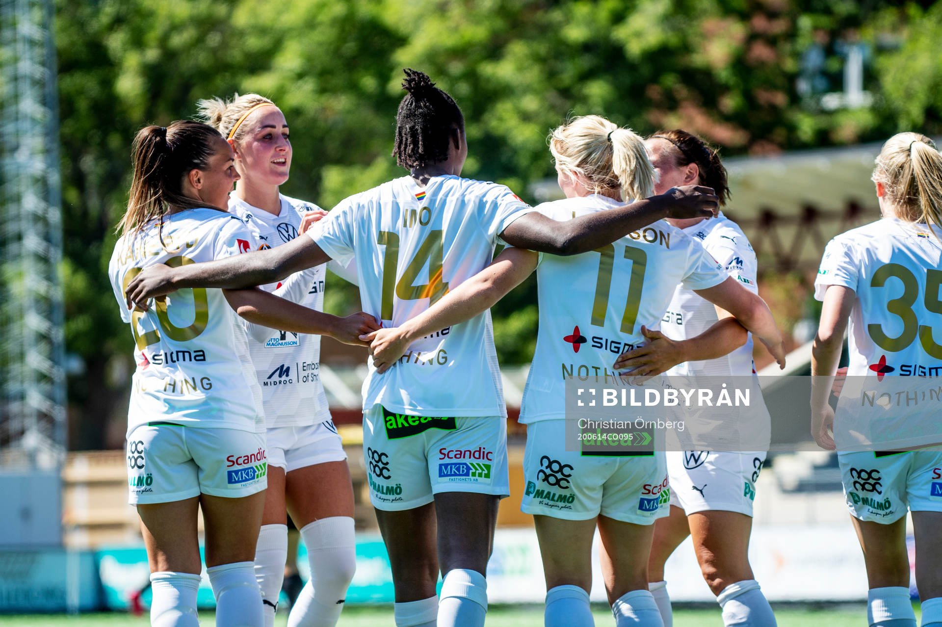 Rosengårds Anam Imo jublar med lagkamraterna efter 1-0 under träningsmatchen i fotboll mellan FC Rosengård och Växjö den 14 juni 2020 i Malmö.