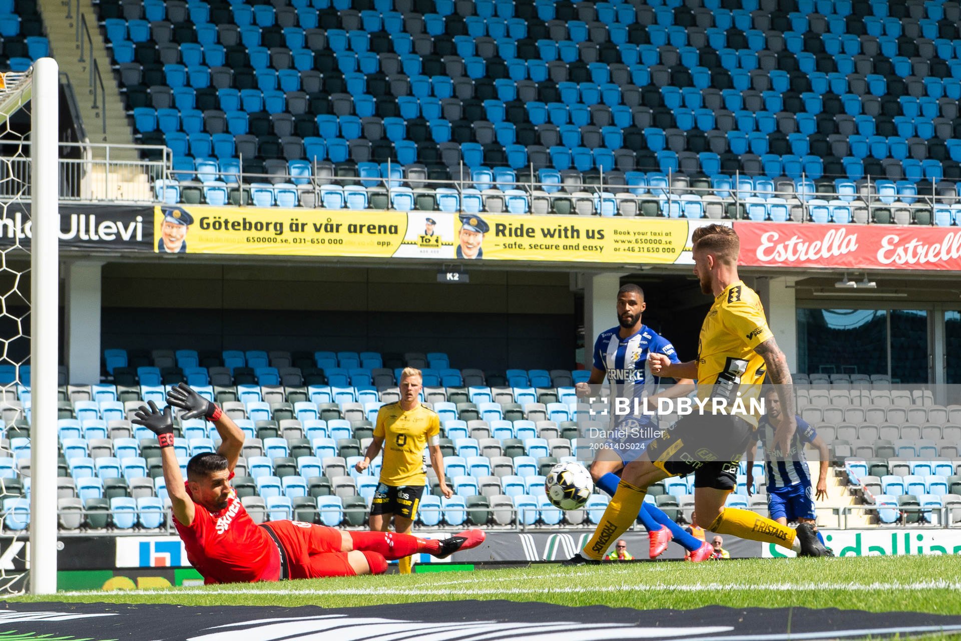 Elfsborgs Rasmus Alm spelar in till Per Frick som gör 0-1