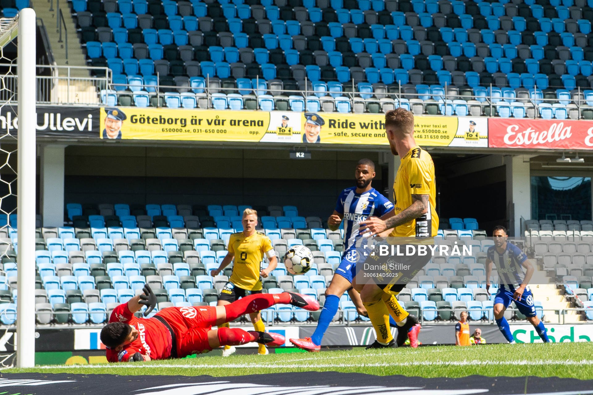 Elfsborgs Rasmus Alm spelar in till Per Frick som gör 0-1
