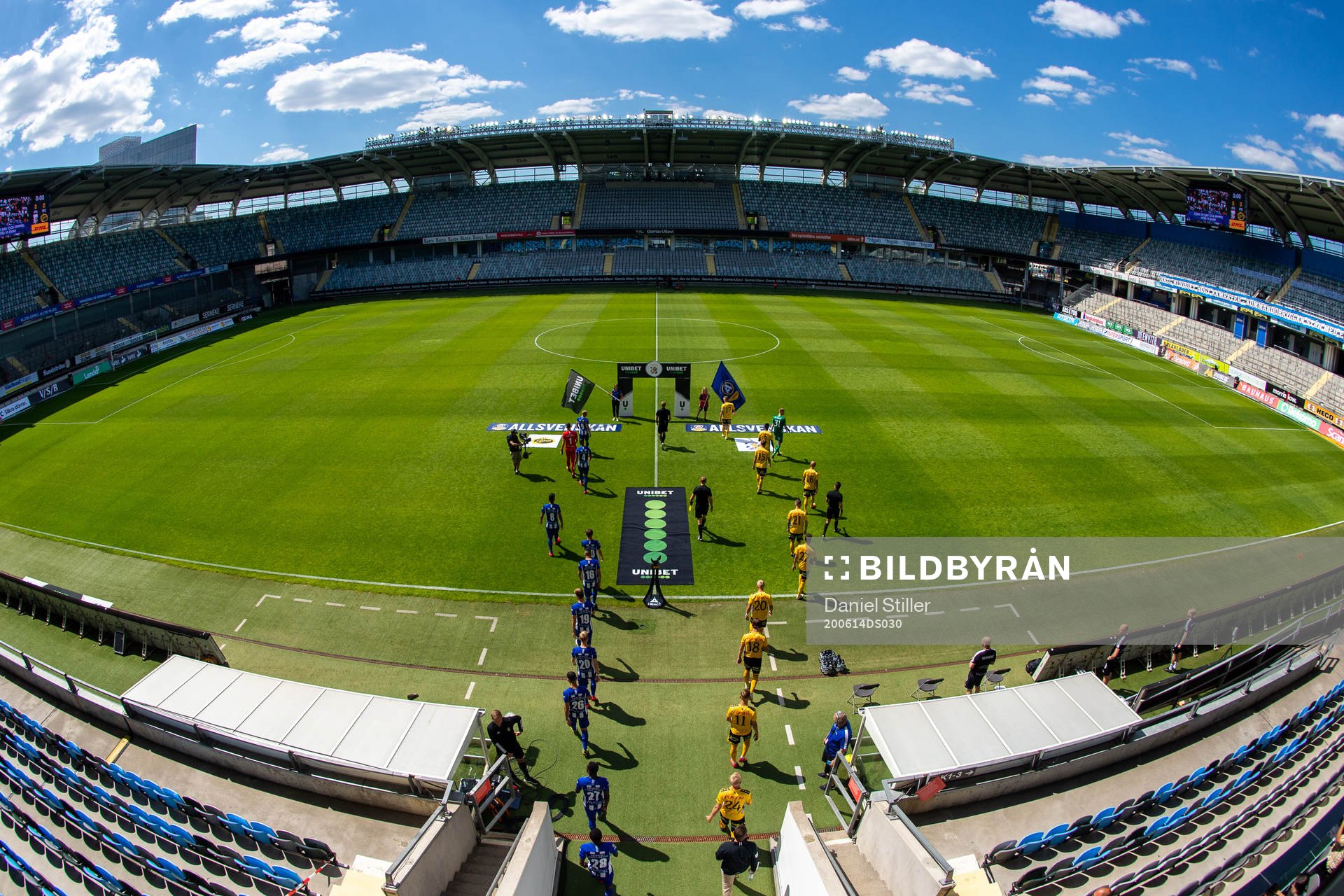 Lagen tågar ut på ett tomt Gamla Ullevi