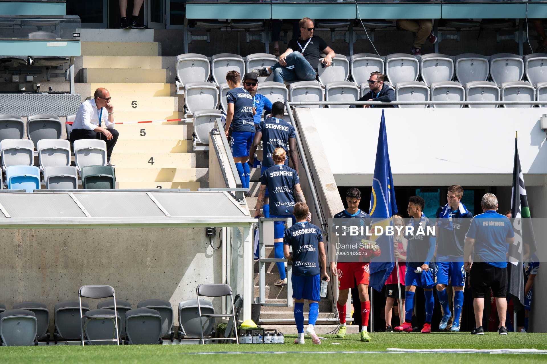 IFK Göteborgs avbytare går upp på läktaren och sätter