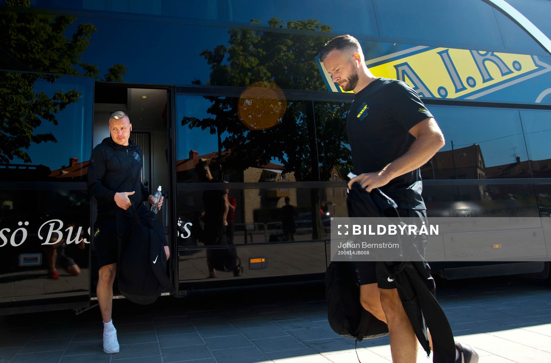 AIK spelarna anländer