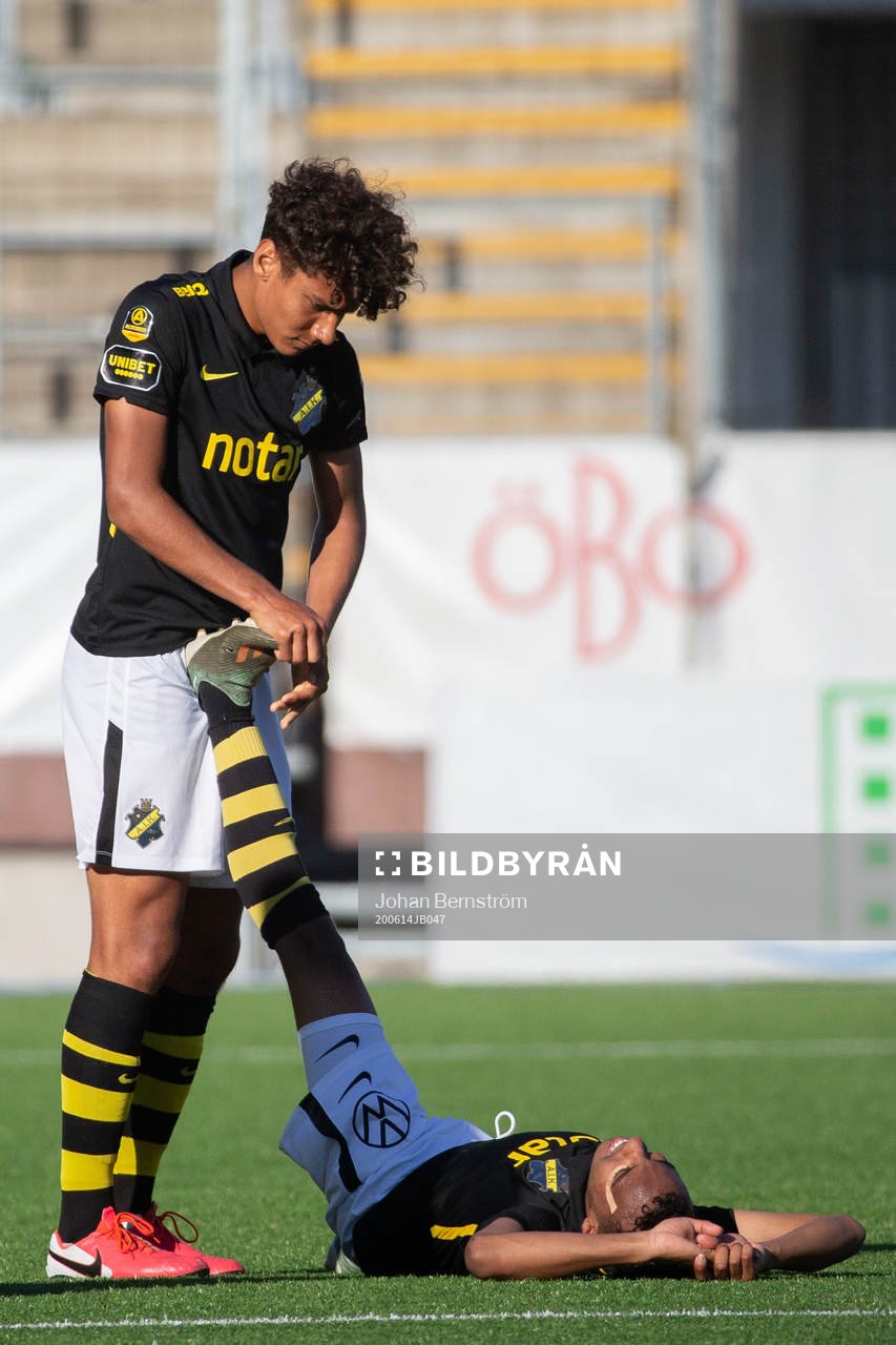 s Robin Tihi hjälper Bilal Hussein som har kramp
