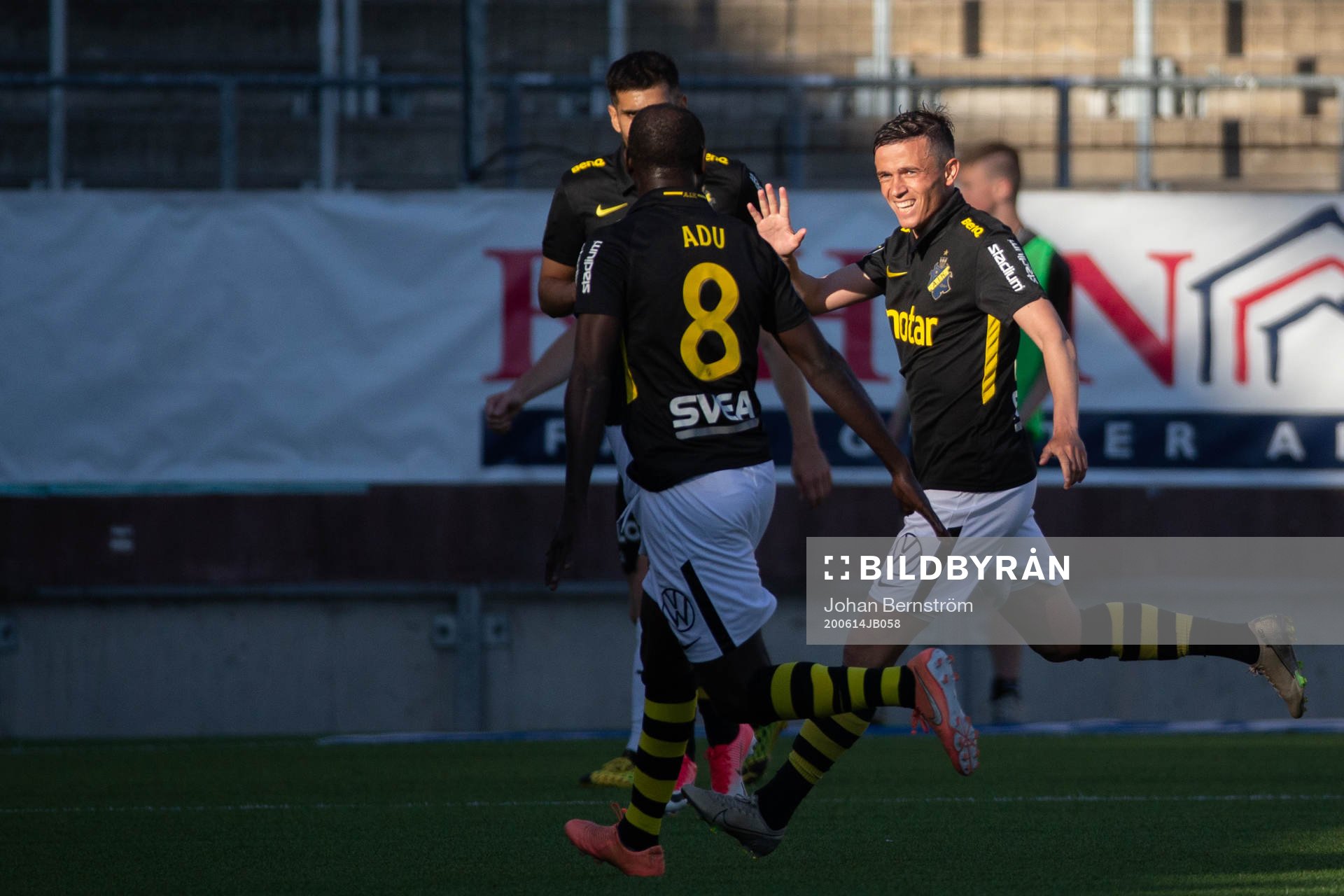 AIK:s Jasir Asani jublar efter sitt 0-2 mål under fotbollsmatchen i Allsvenskan mellan Örebro och AIK den 14 juni 2020 i Örebro.